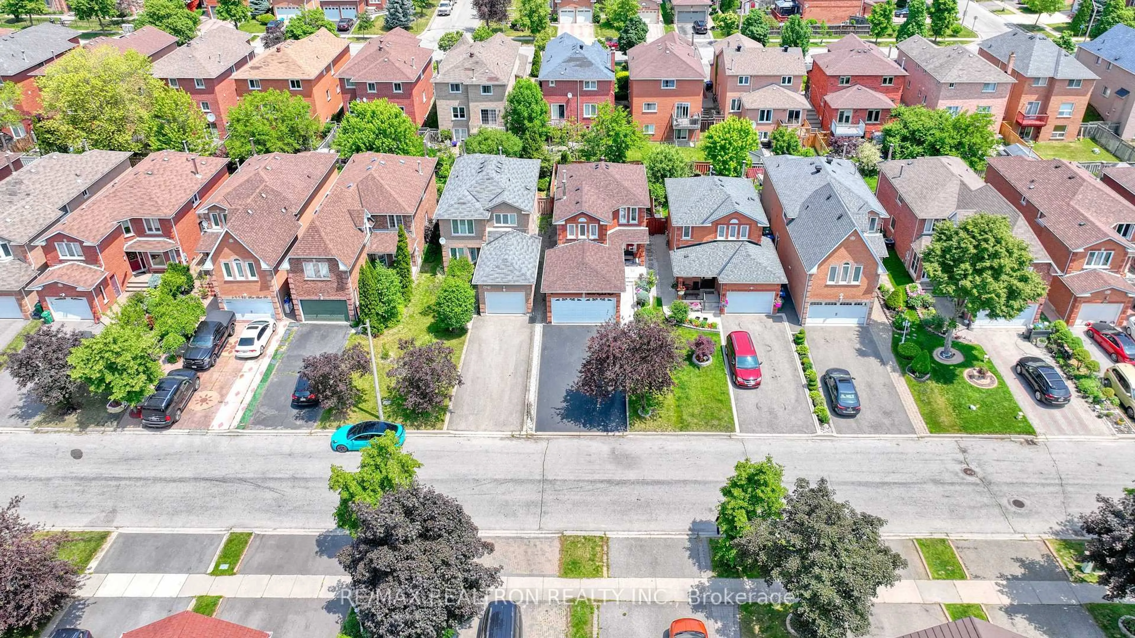 A pic from outside/outdoor area/front of a property/back of a property/a pic from drone, street for 4769 Rosebush Rd, Mississauga Ontario L5M 5N1