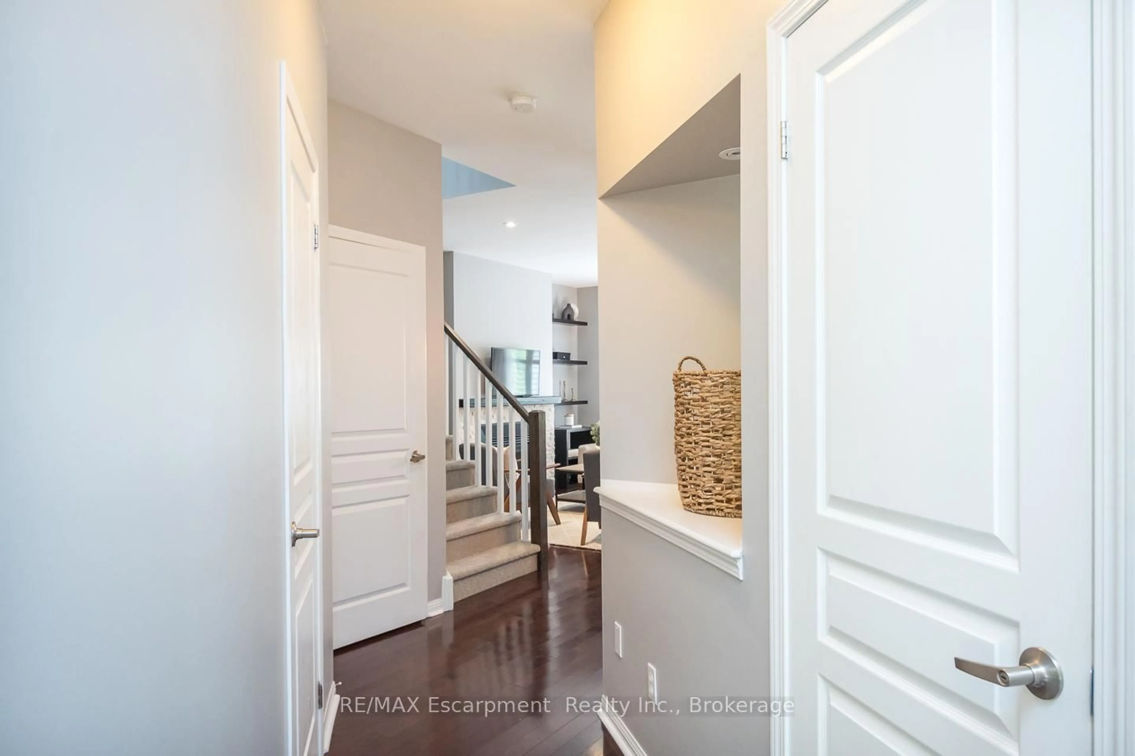 Indoor entryway for 2377 Stone Glen Cres, Oakville Ontario L6M 0C7
