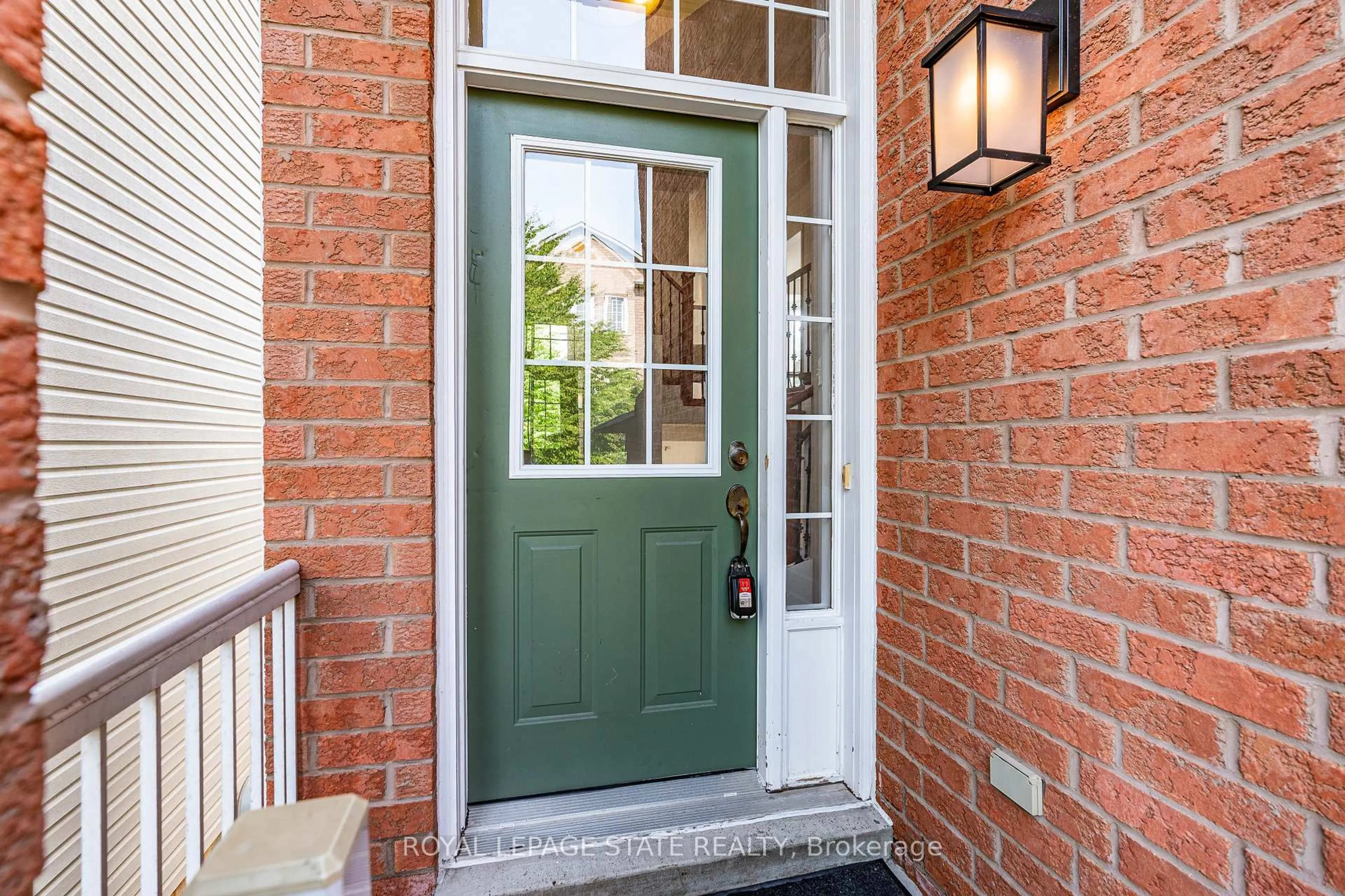 Indoor entryway for 5090 Fairview St #20, Burlington Ontario L7L 7H5
