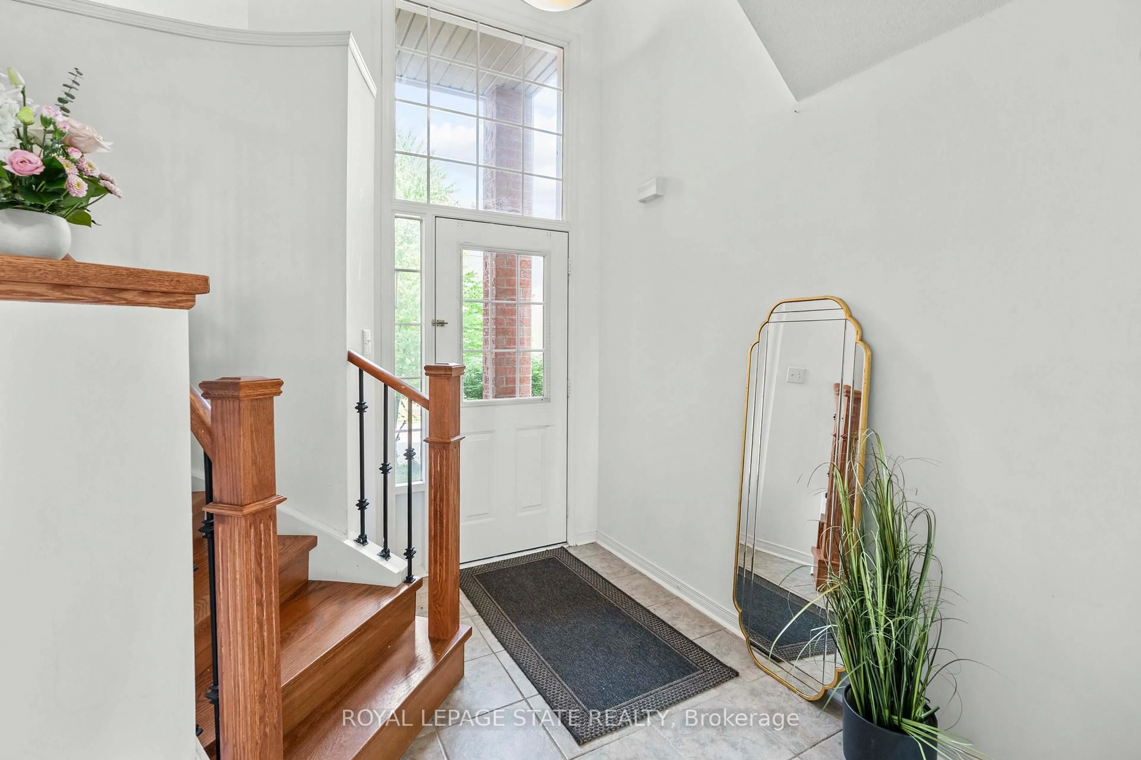 Indoor entryway for 5090 Fairview St #20, Burlington Ontario L7L 7H5