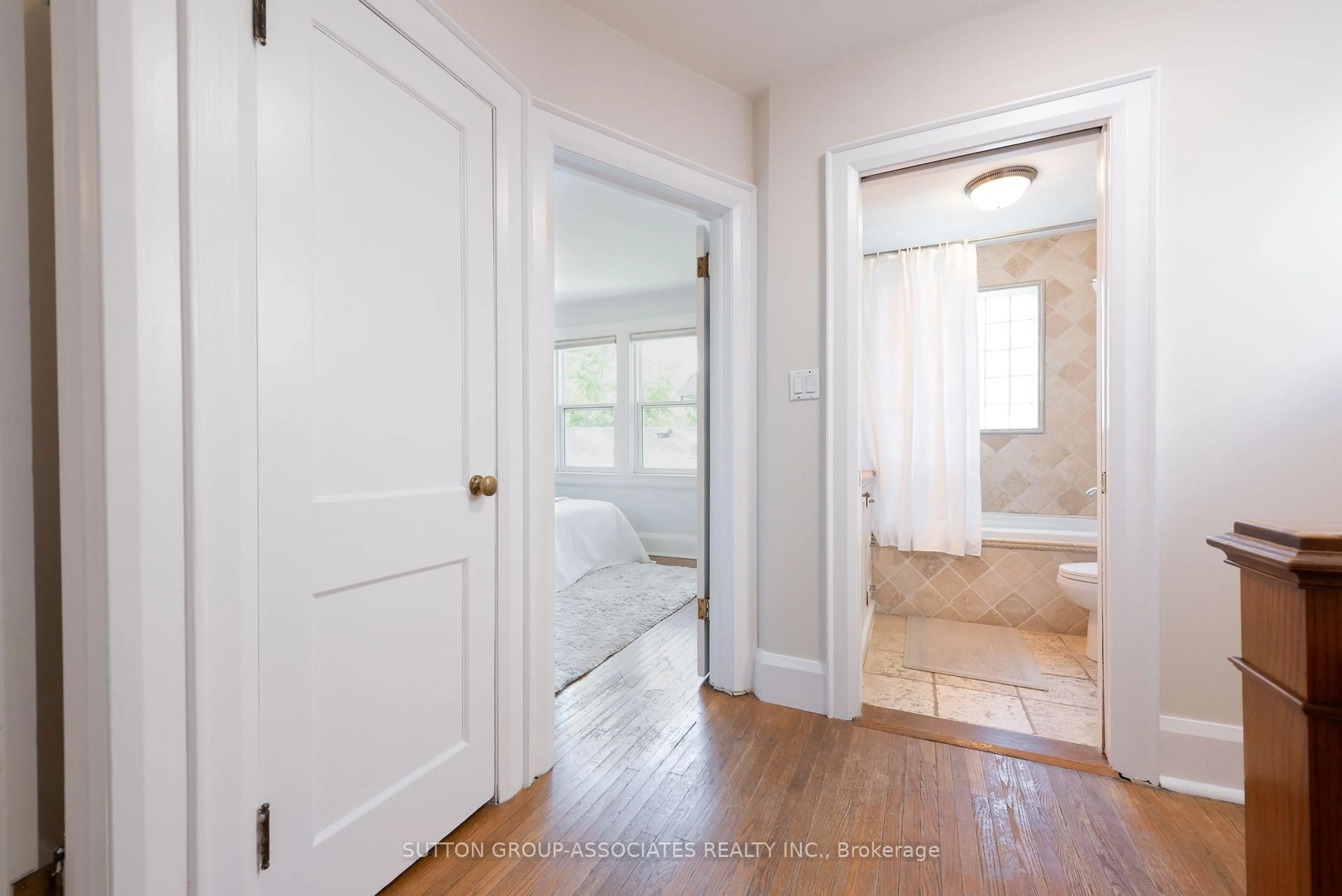 Indoor entryway for 70 Goodwood Ave, Toronto Ontario M6E 1J3