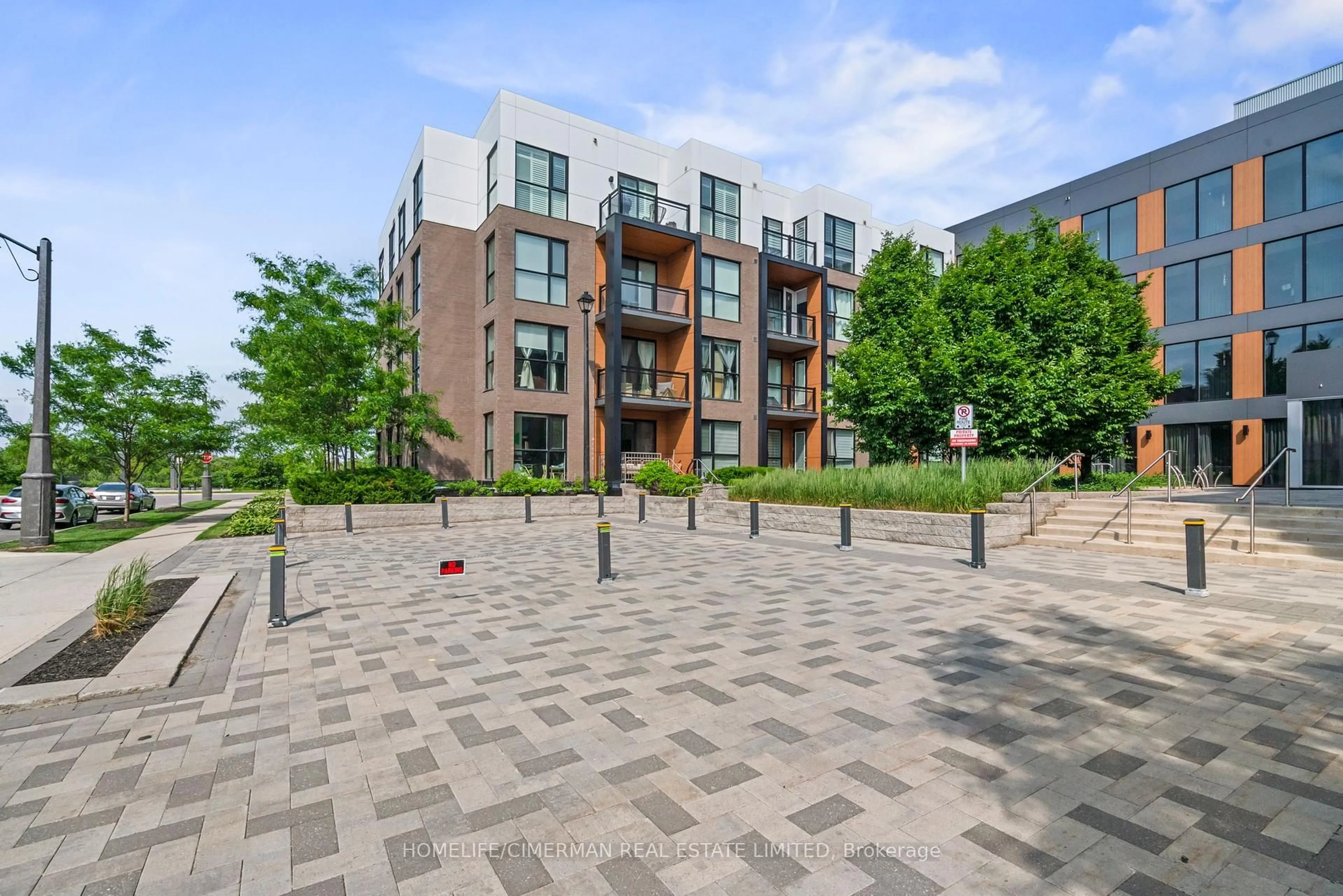 A pic from outside/outdoor area/front of a property/back of a property/a pic from drone, street for 210 Sabina Dr #212, Oakville Ontario L6H 0W6