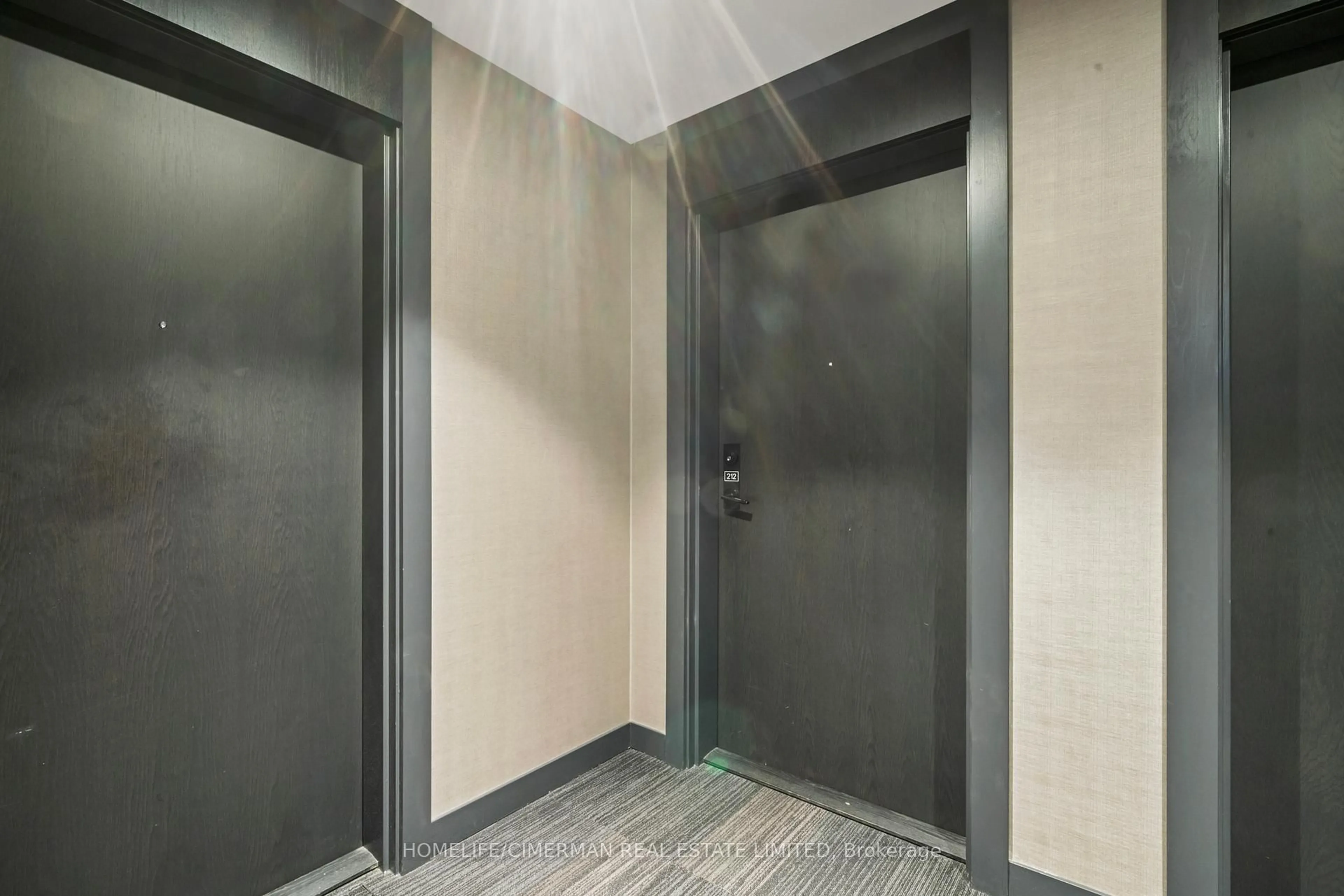 Indoor foyer for 210 Sabina Dr #212, Oakville Ontario L6H 0W6