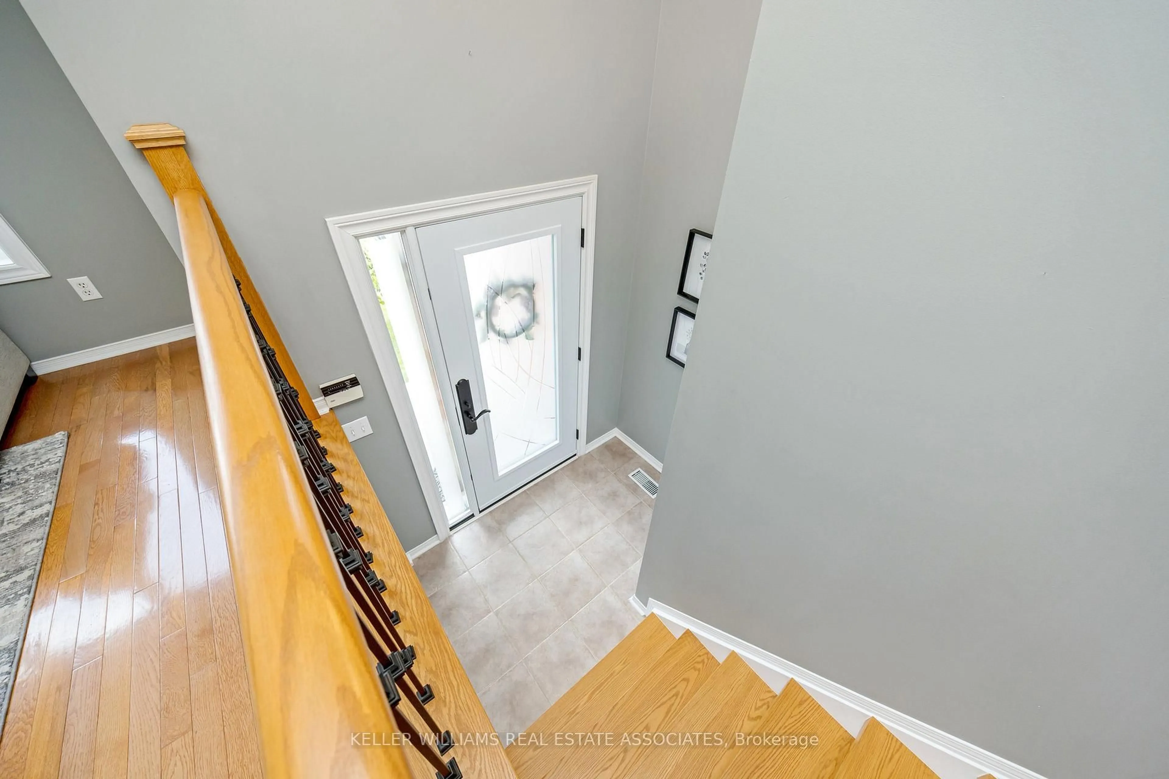 Indoor entryway for 6 Grey Owl Ru, Halton Hills Ontario L7G 5Z7