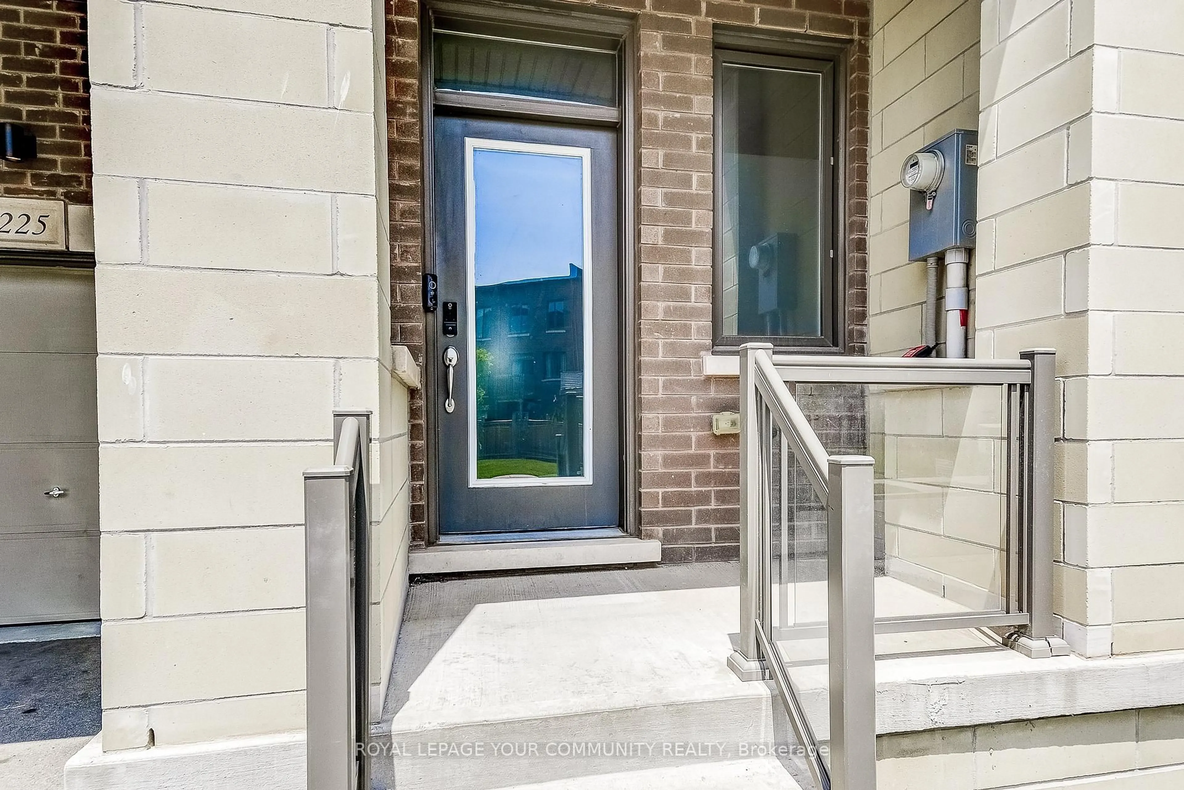 Indoor entryway for 225 Fowley Dr, Oakville Ontario L6H 0P4
