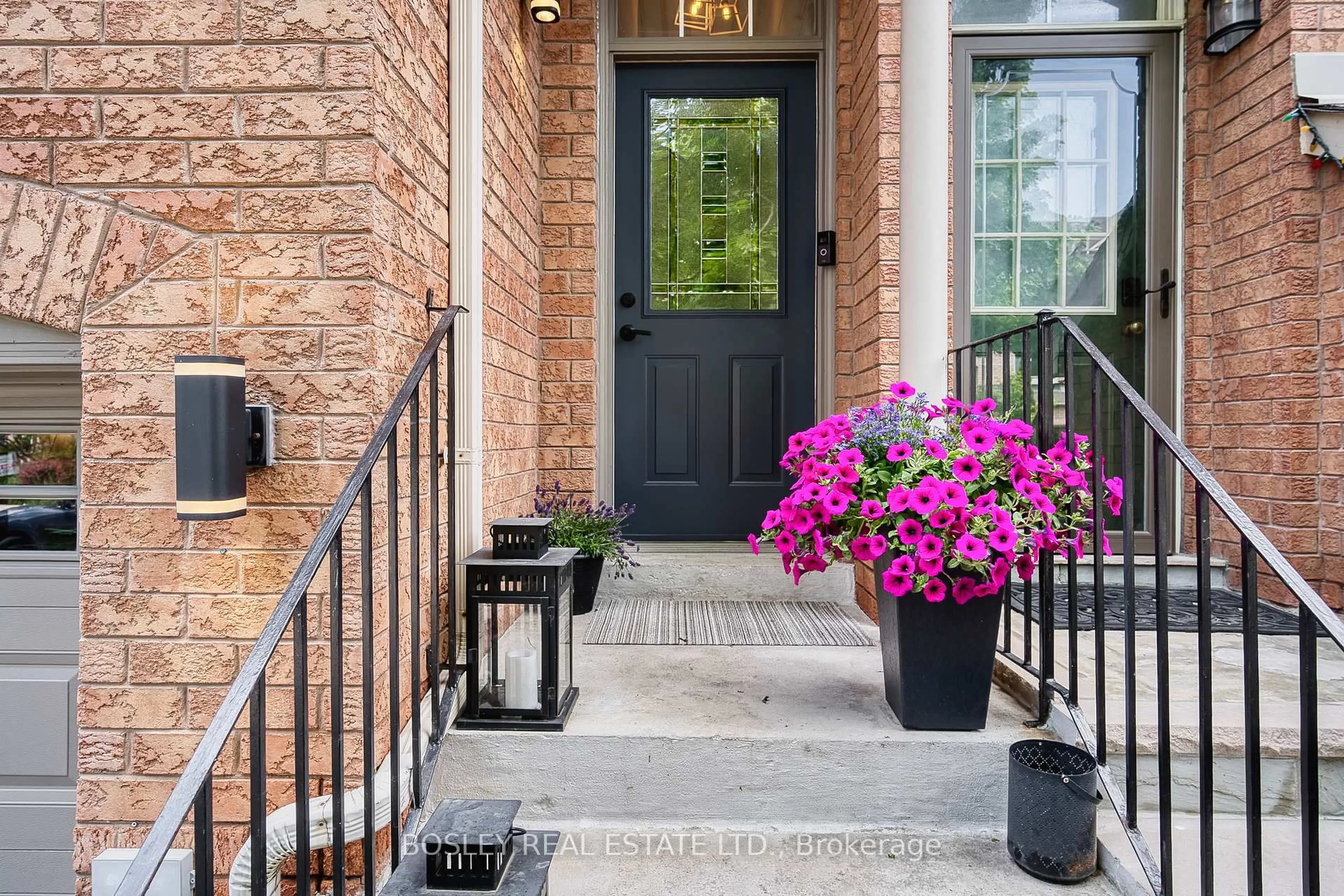 Indoor entryway for 11 Bluewater Crt, Toronto Ontario M8V 4A7