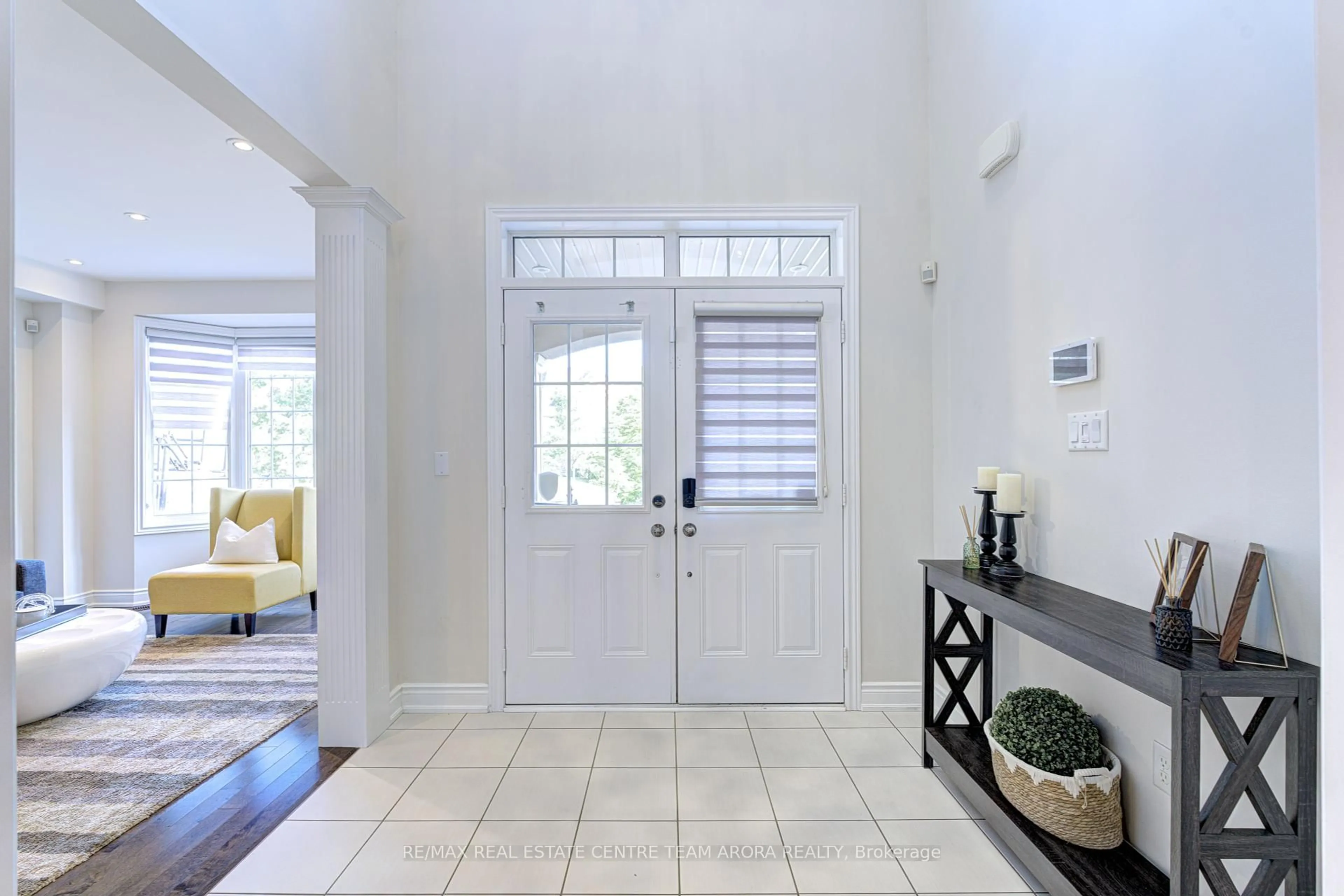 Indoor entryway for 18 Deanston Crt, Brampton Ontario L6X 2Z7