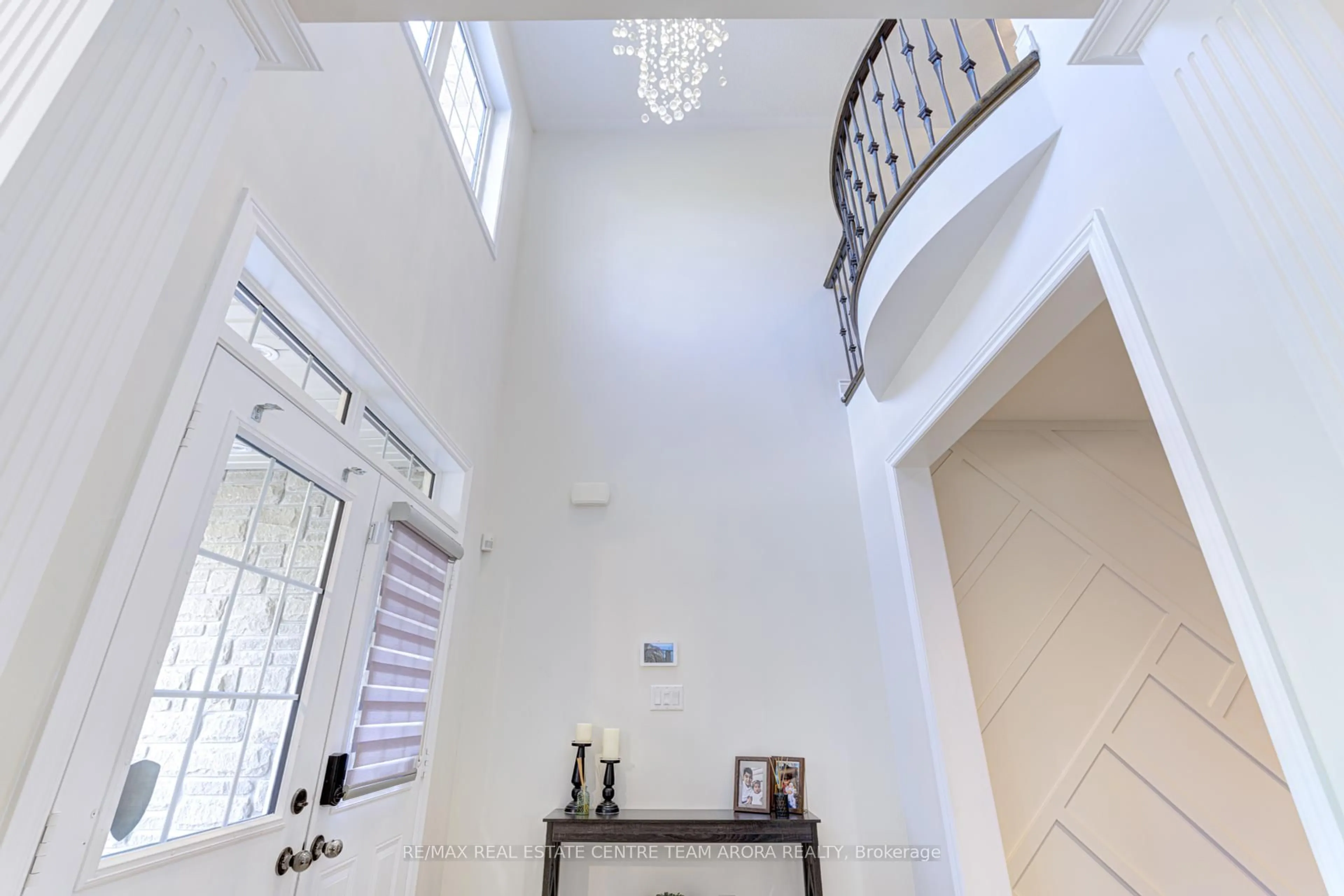 Indoor foyer for 18 Deanston Crt, Brampton Ontario L6X 2Z7