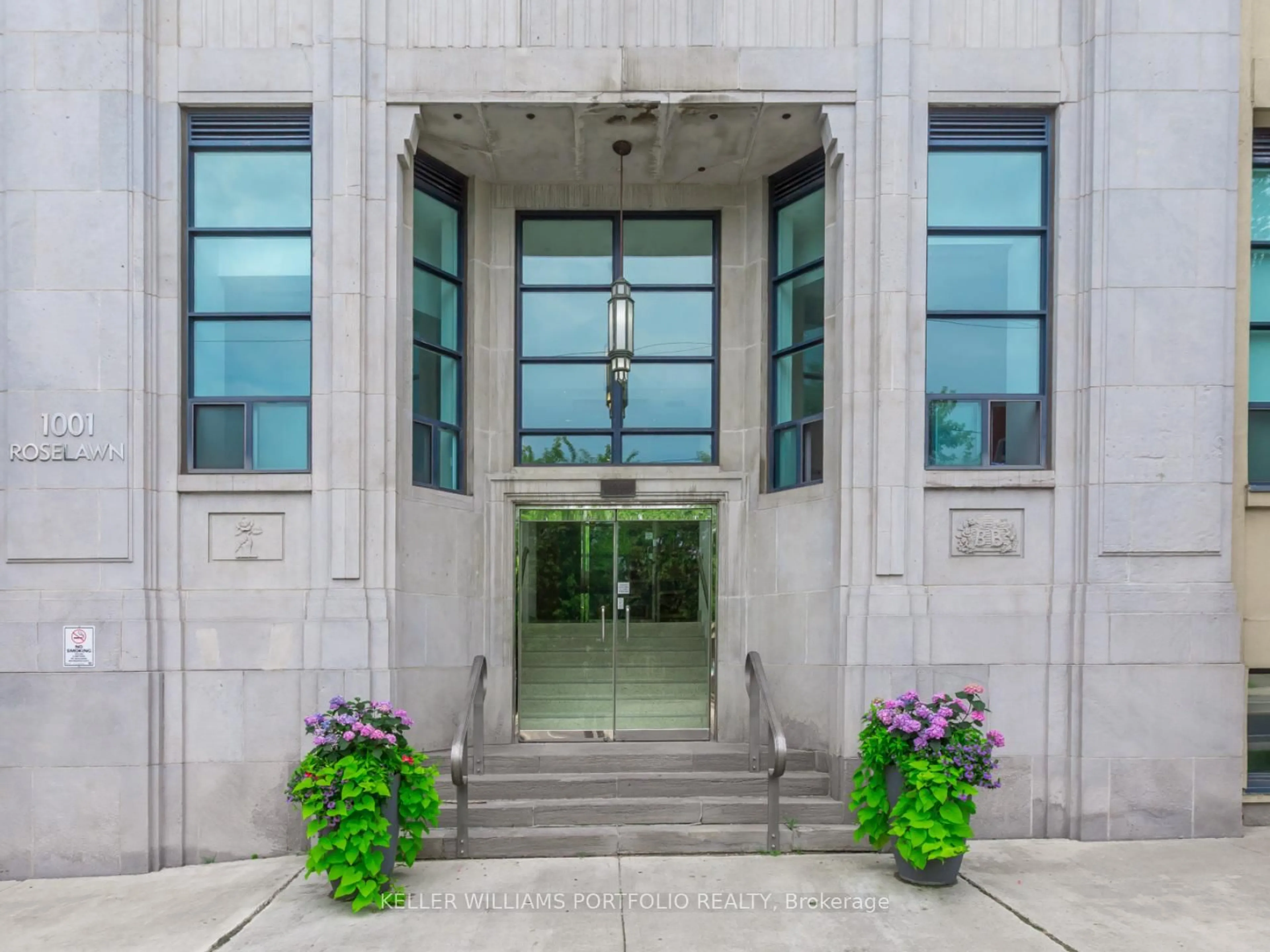 Indoor foyer for 1001 Roselawn Ave #434, Toronto Ontario M6B 4M4