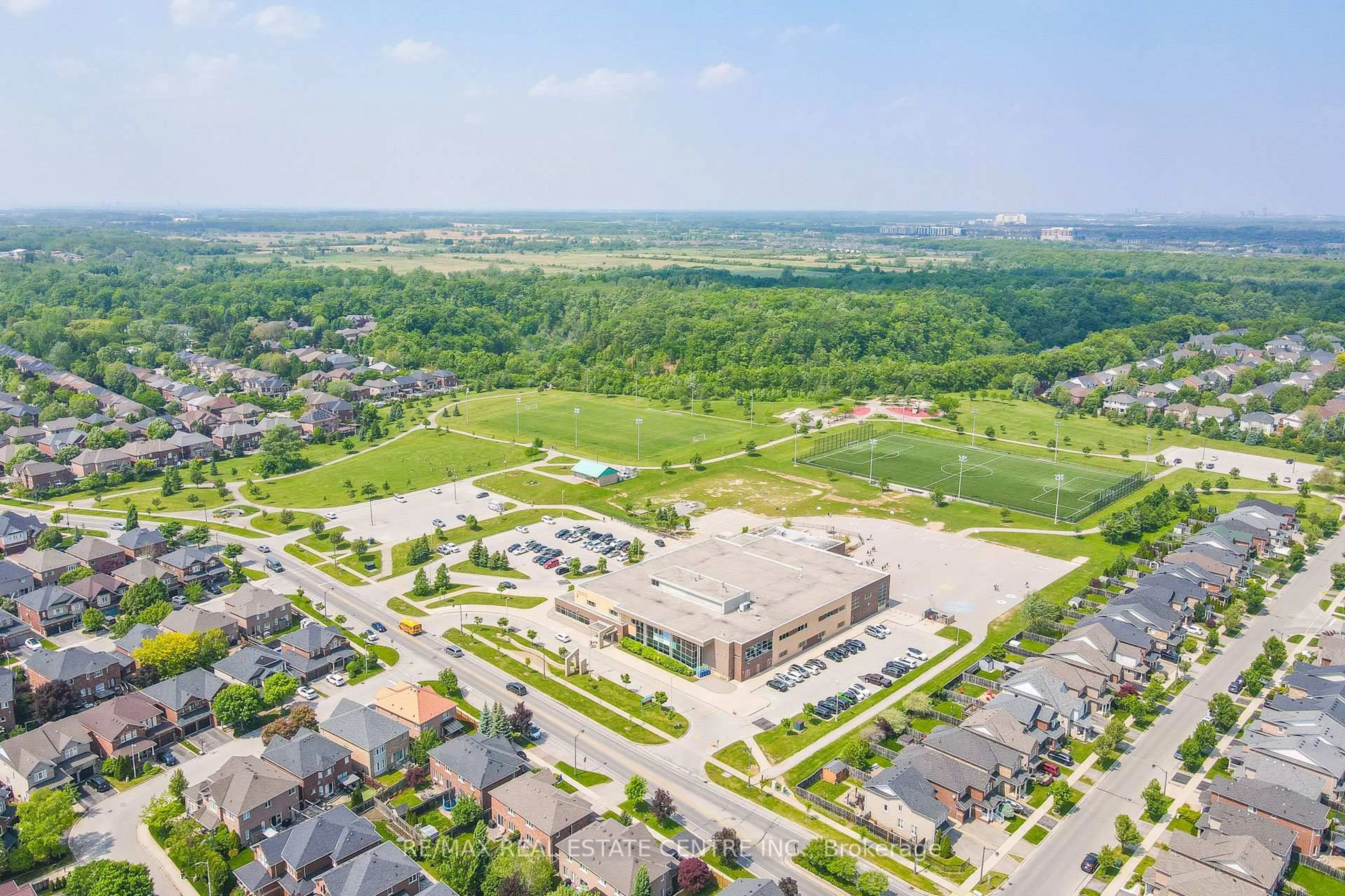 A pic from outside/outdoor area/front of a property/back of a property/a pic from drone, unknown for 5305 Scotia St, Burlington Ontario L7L 7B3