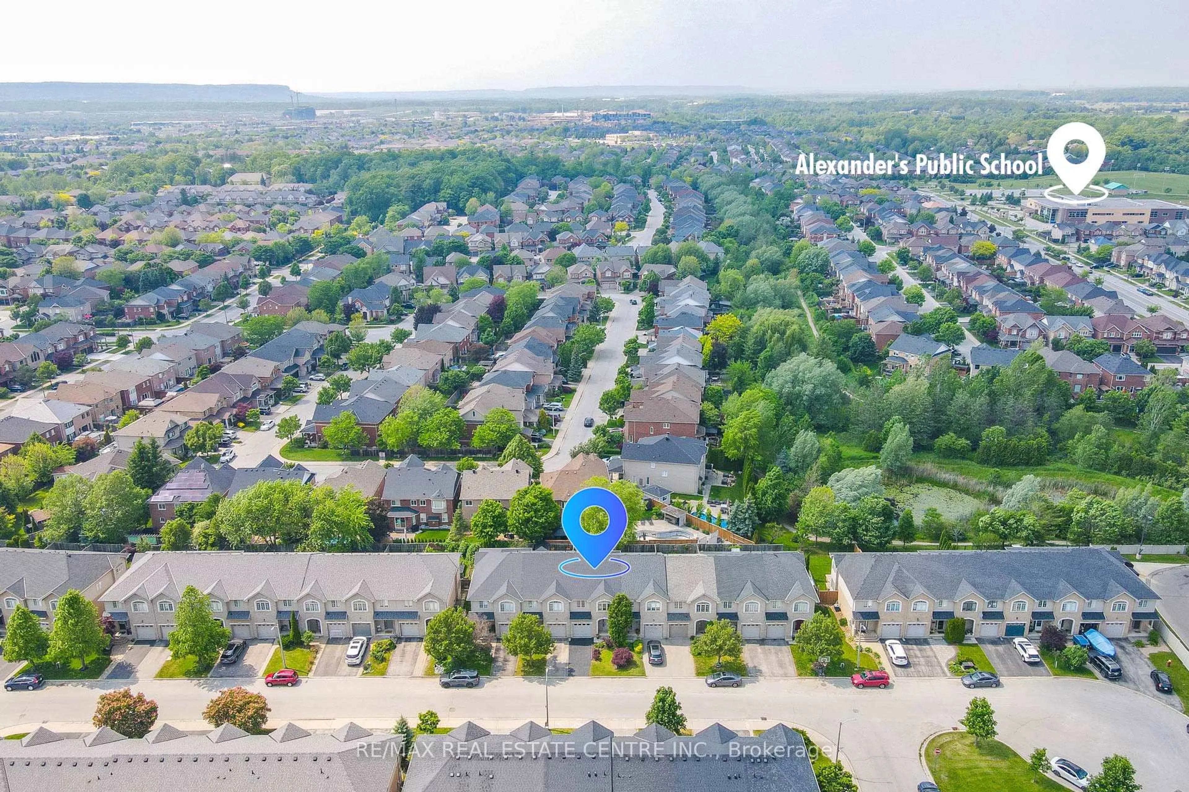 A pic from outside/outdoor area/front of a property/back of a property/a pic from drone, street for 5305 Scotia St, Burlington Ontario L7L 7B3