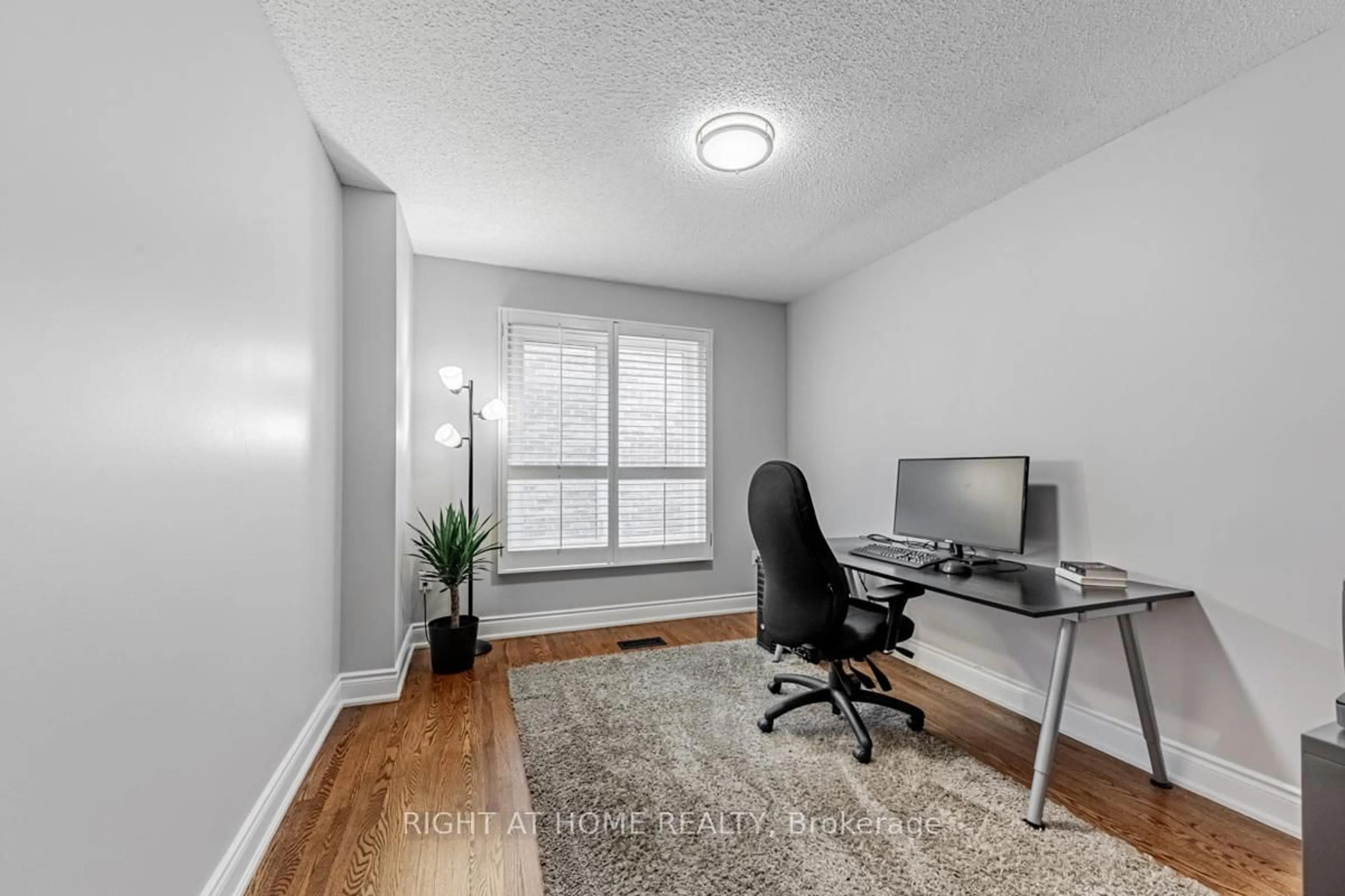 A pic of a room for 3655 Loyalist Dr, Mississauga Ontario L5L 4T6