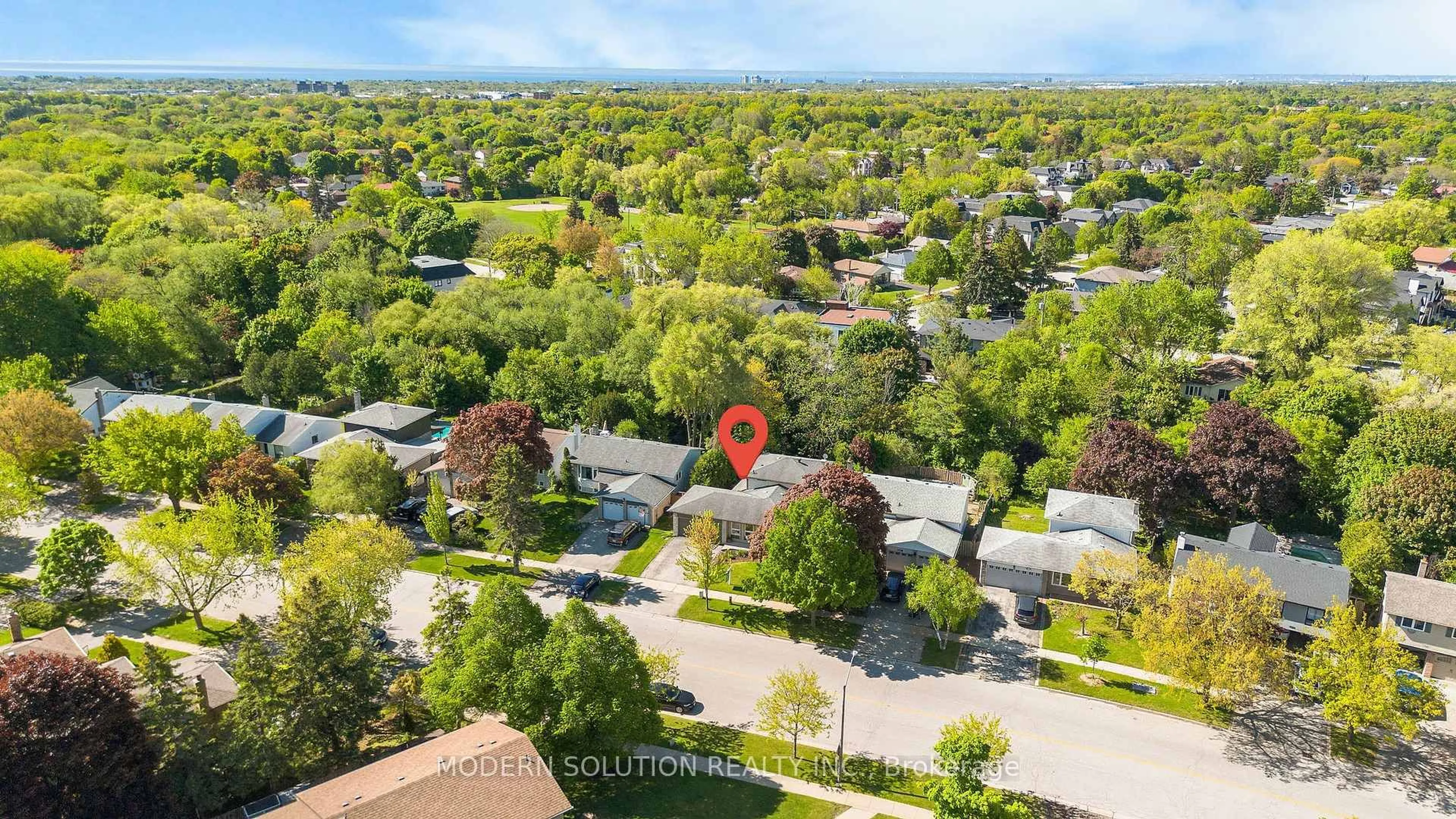 A pic from outside/outdoor area/front of a property/back of a property/a pic from drone, street for 1516 Elm Rd, Oakville Ontario L6H 1V2