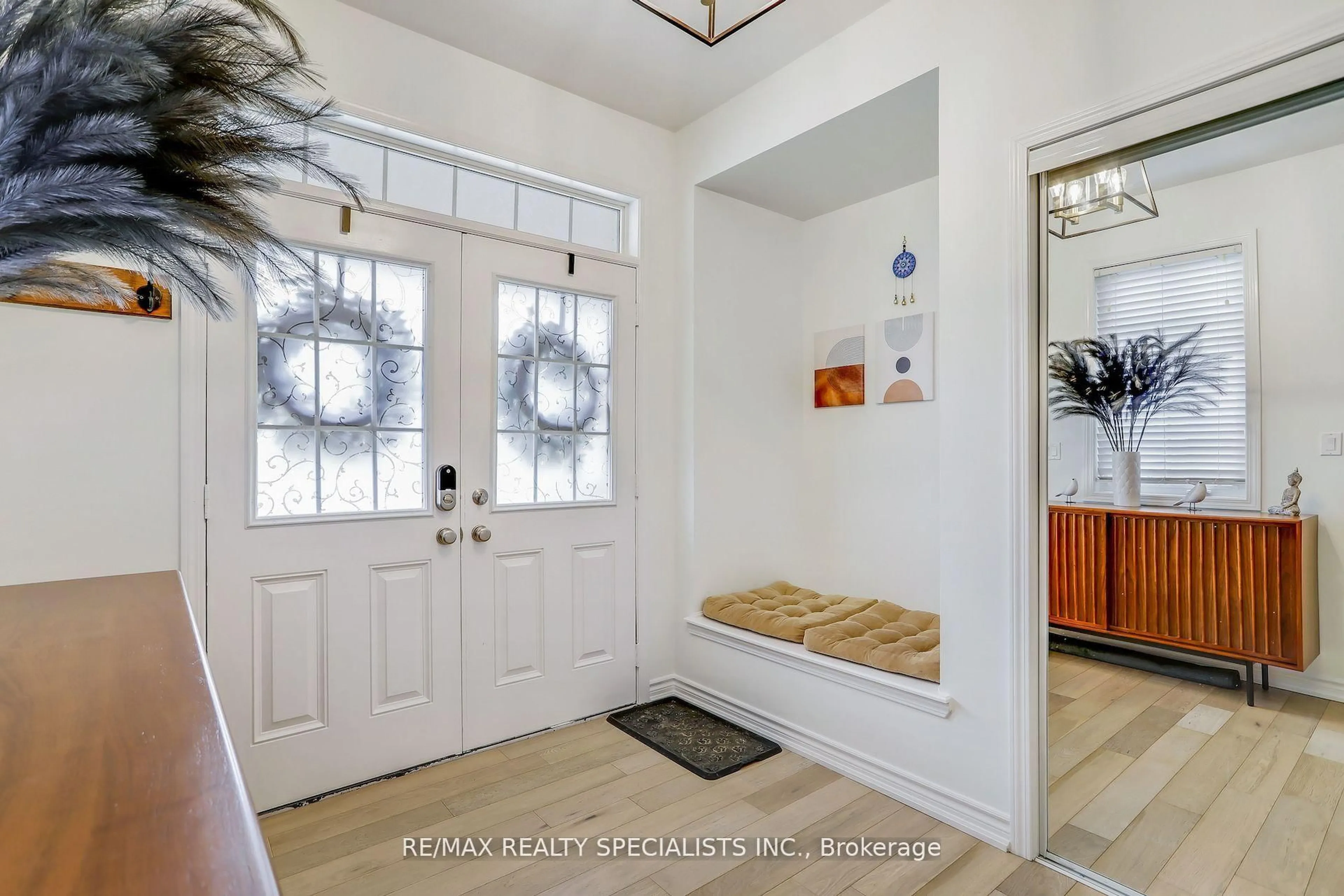 Indoor entryway for 918 Savoline Blvd, Milton Ontario L9T 0Z4