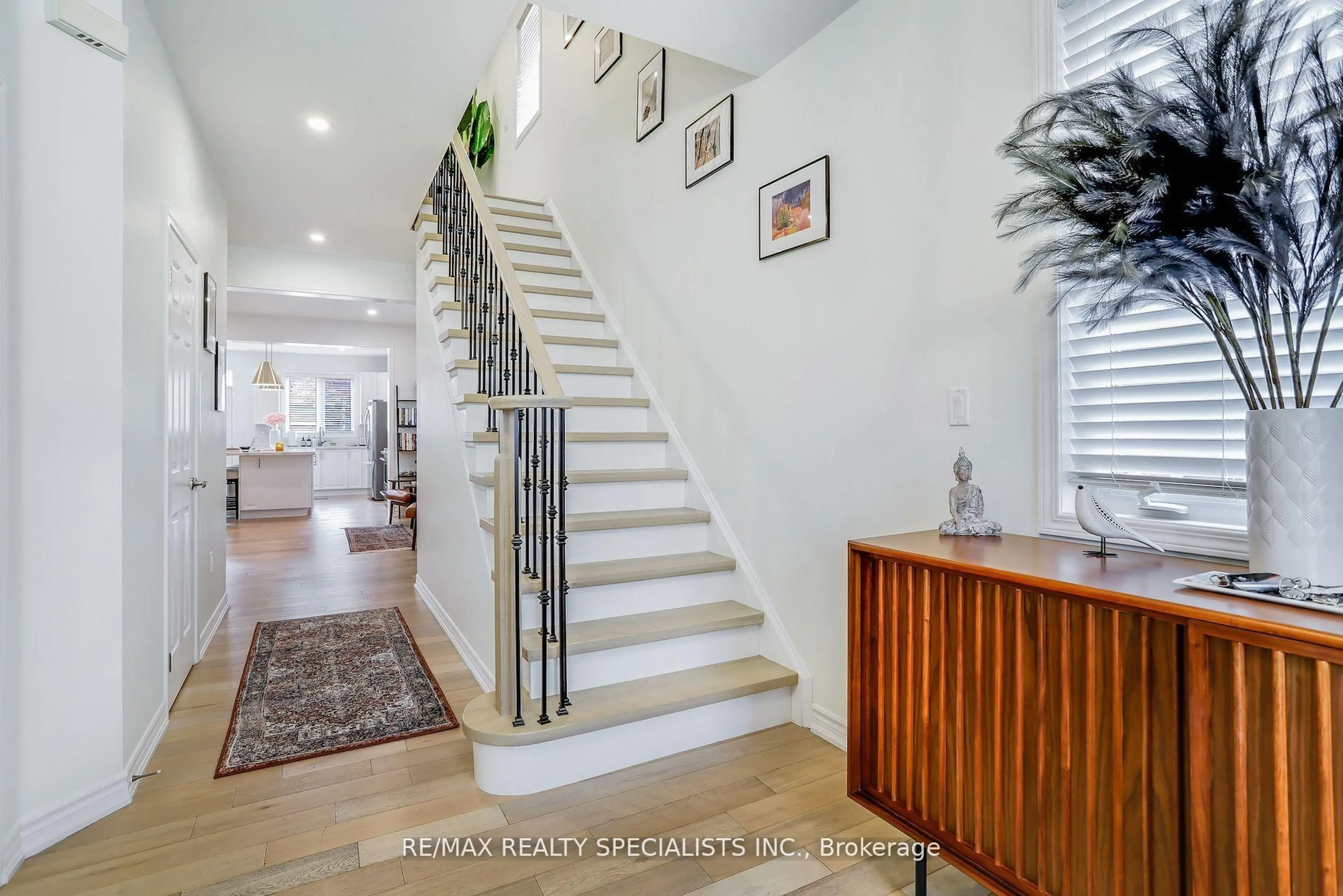 Indoor entryway for 918 Savoline Blvd, Milton Ontario L9T 0Z4
