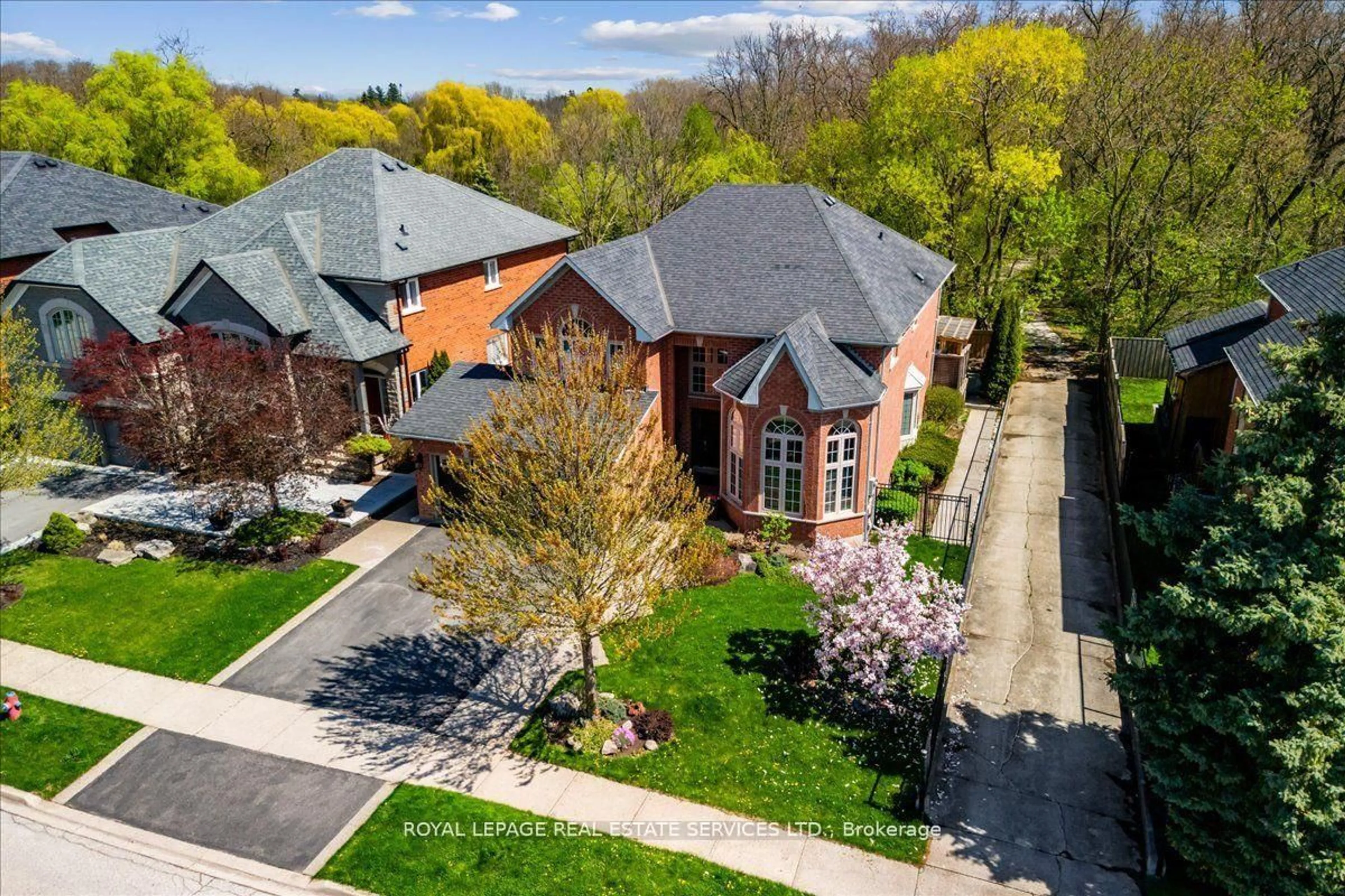 A pic from outside/outdoor area/front of a property/back of a property/a pic from drone, street for 2317 Carpenters Circ, Oakville Ontario L6M 3C7