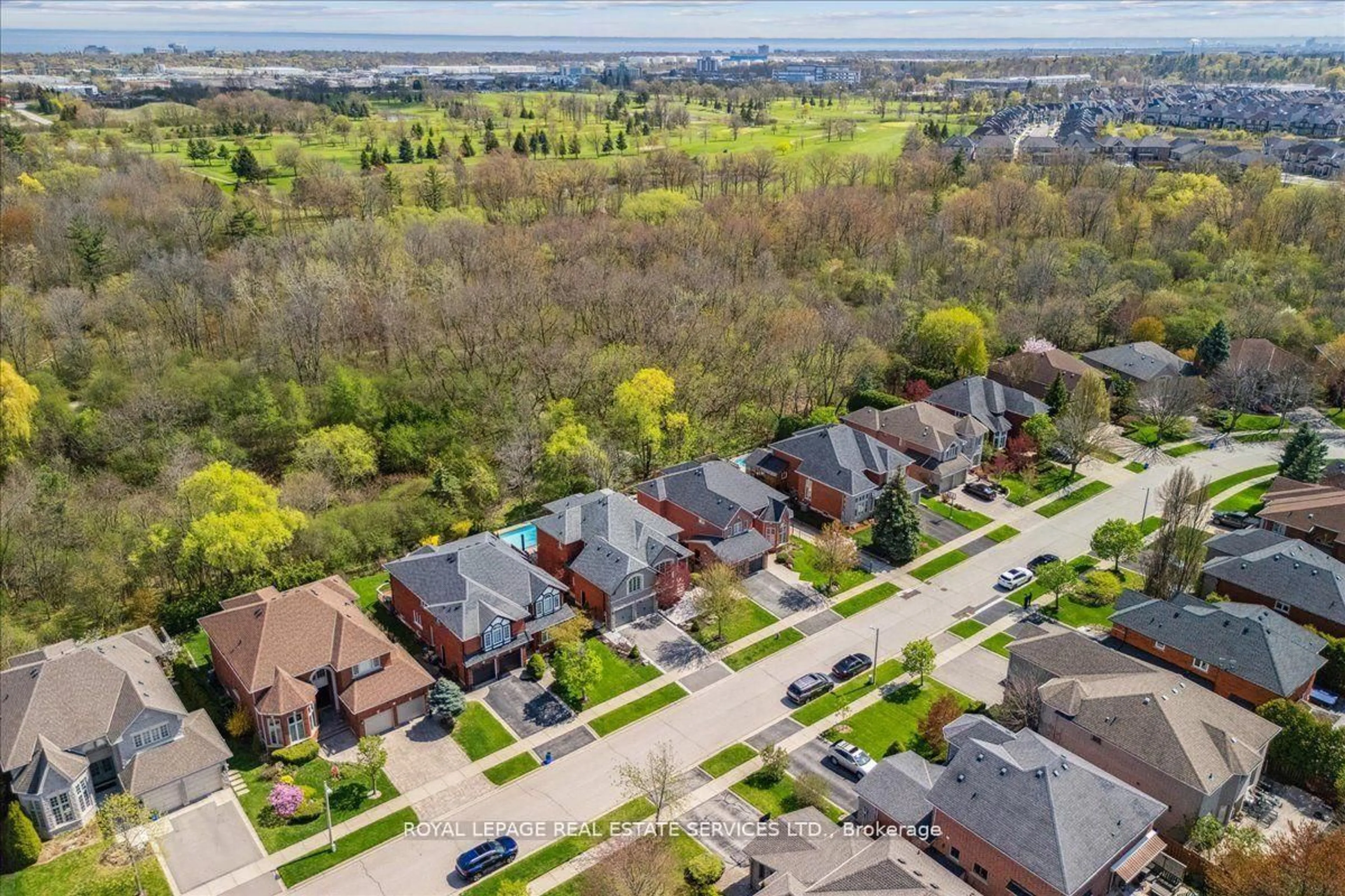 A pic from outside/outdoor area/front of a property/back of a property/a pic from drone, street for 2317 Carpenters Circ, Oakville Ontario L6M 3C7