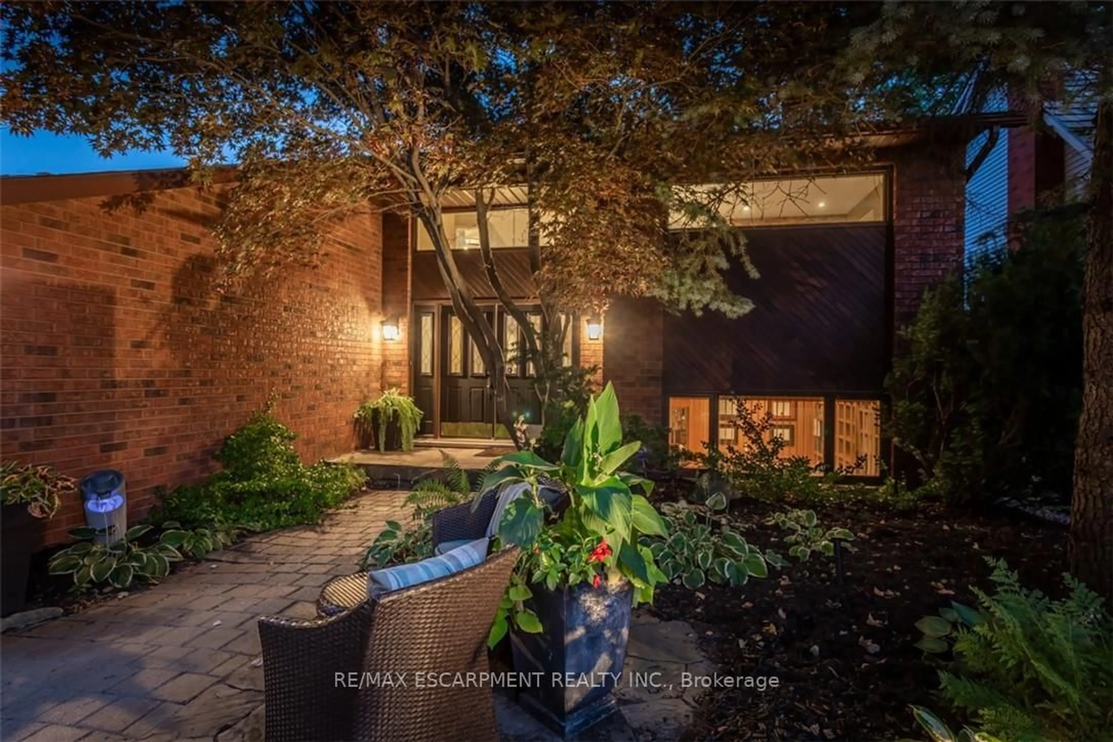 Indoor entryway for 1351 HAZELTON Blvd, Burlington Ontario L7P 4T9