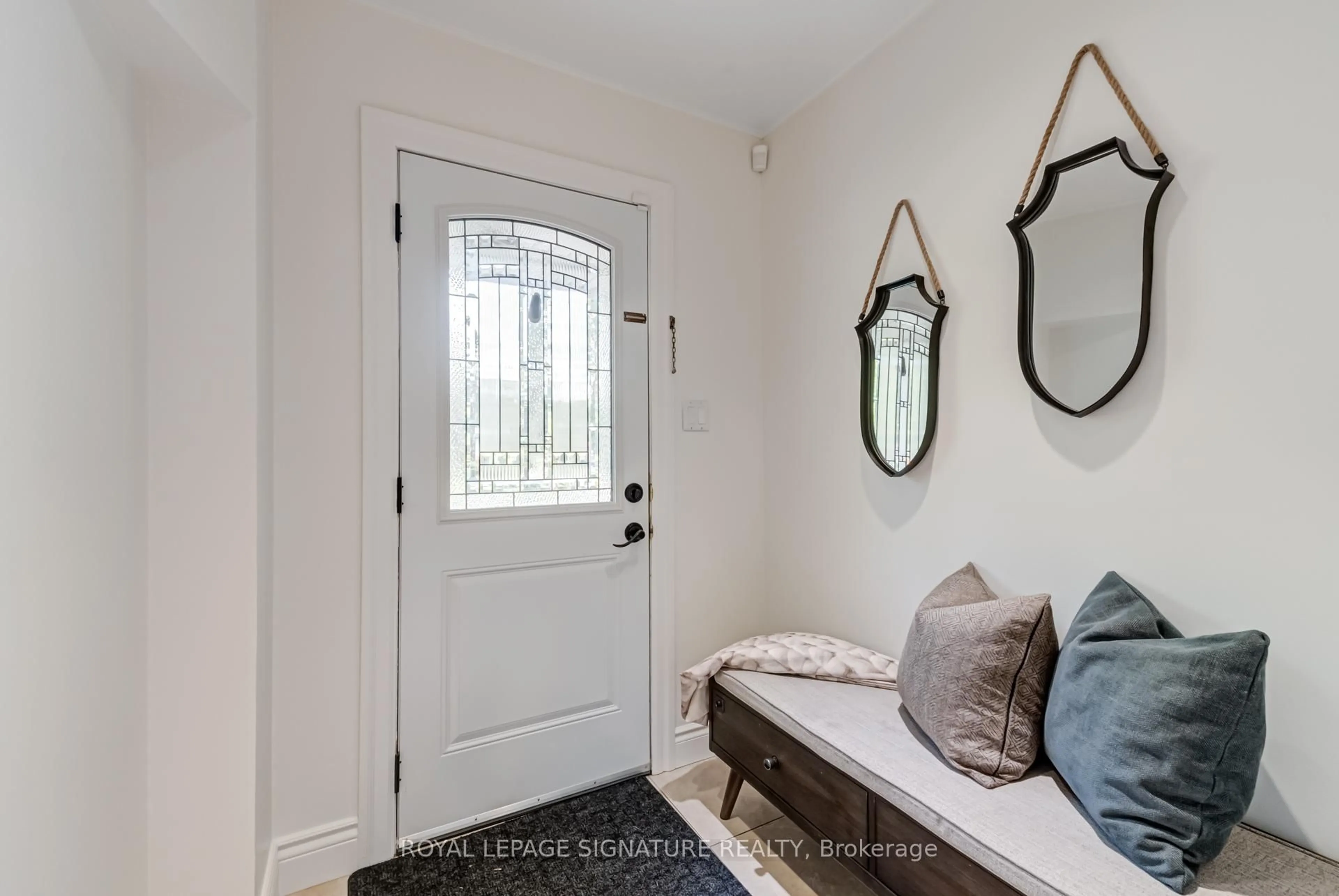 Indoor entryway for 1481 Otis Ave, Mississauga Ontario L5C 2R8