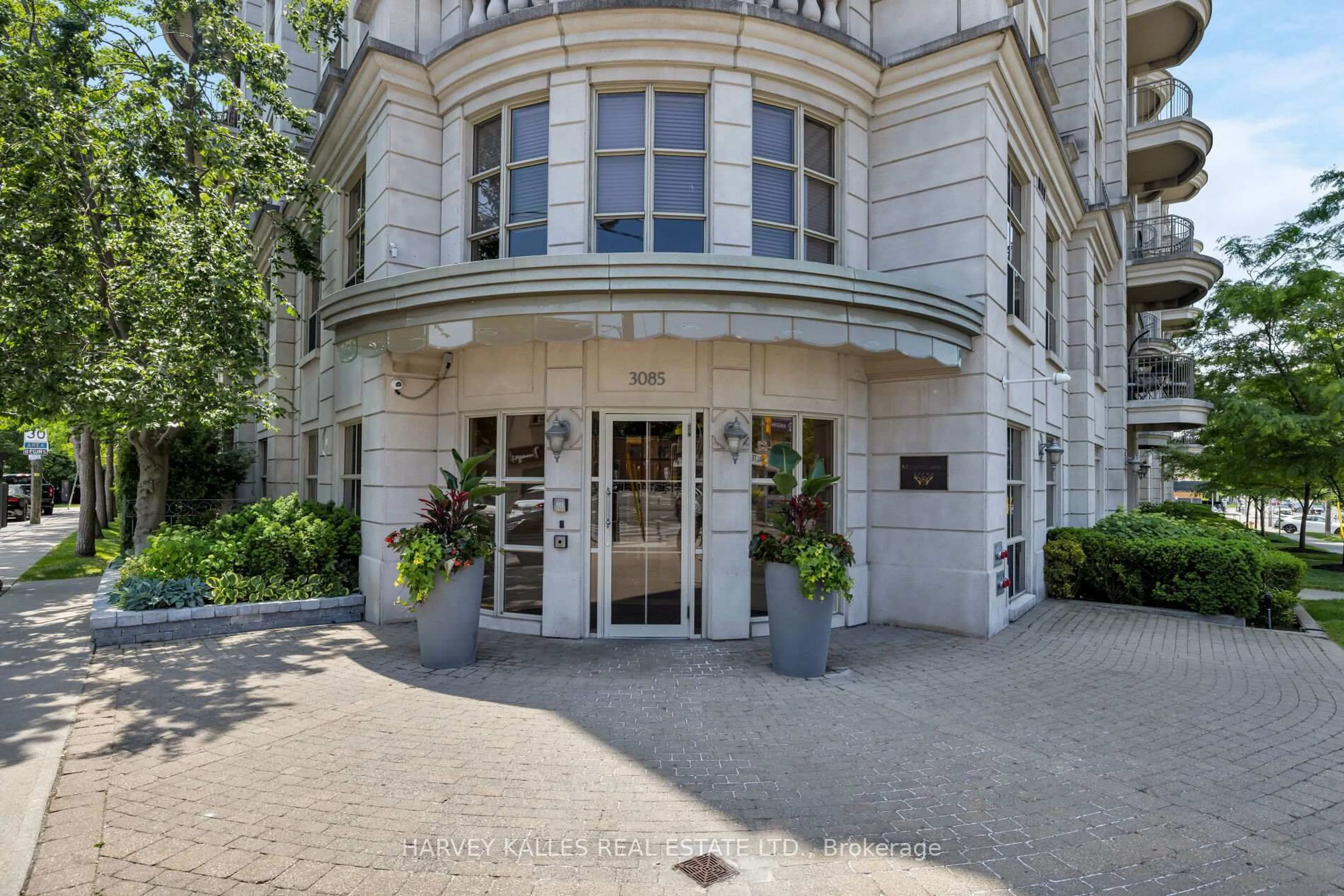 Indoor foyer for 3085 Bloor St #212, Toronto Ontario M8X 1C9