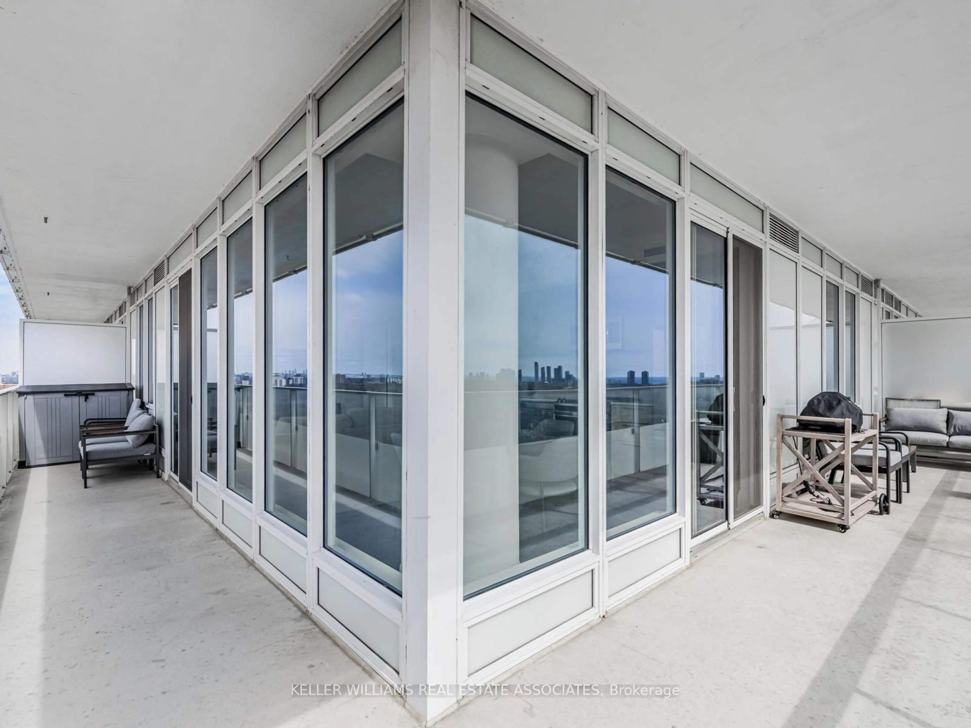 Indoor foyer for 20 Brin Dr #1802, Toronto Ontario M8X 0B2