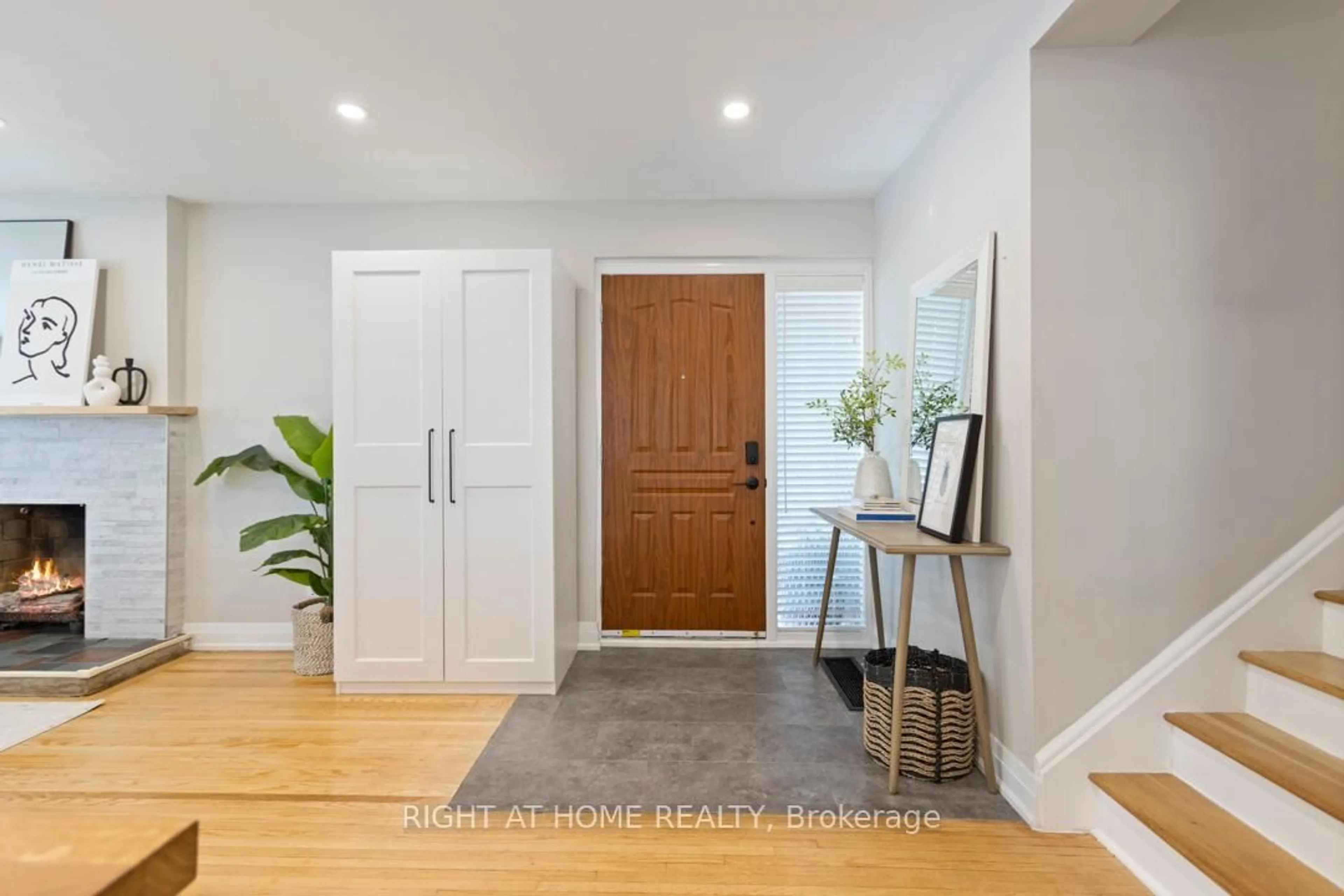 Indoor entryway for 4224 Bloor St, Toronto Ontario M9C 1Z5