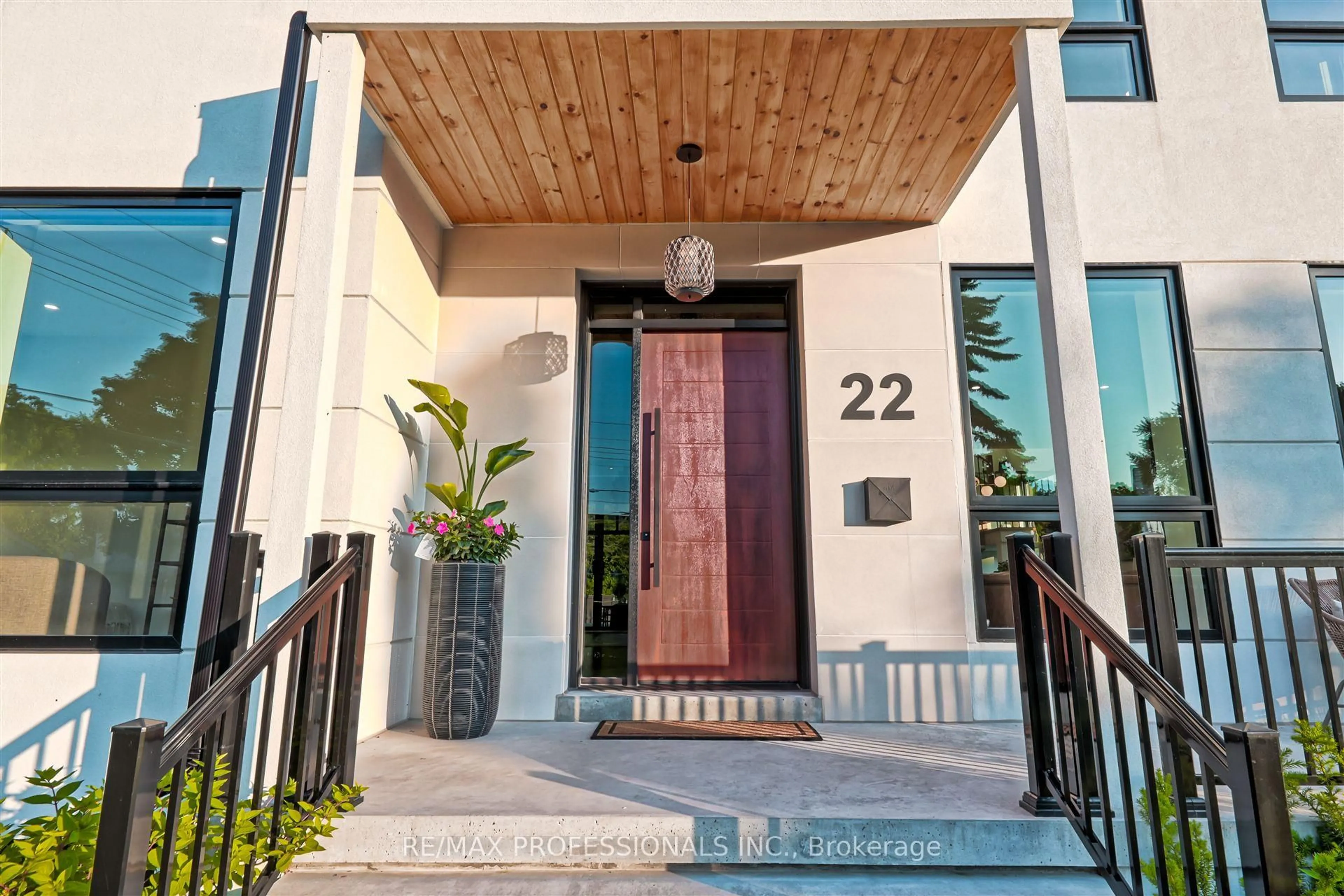 Indoor foyer for 22 Spring Garden Rd, Toronto Ontario M8Z 3X1