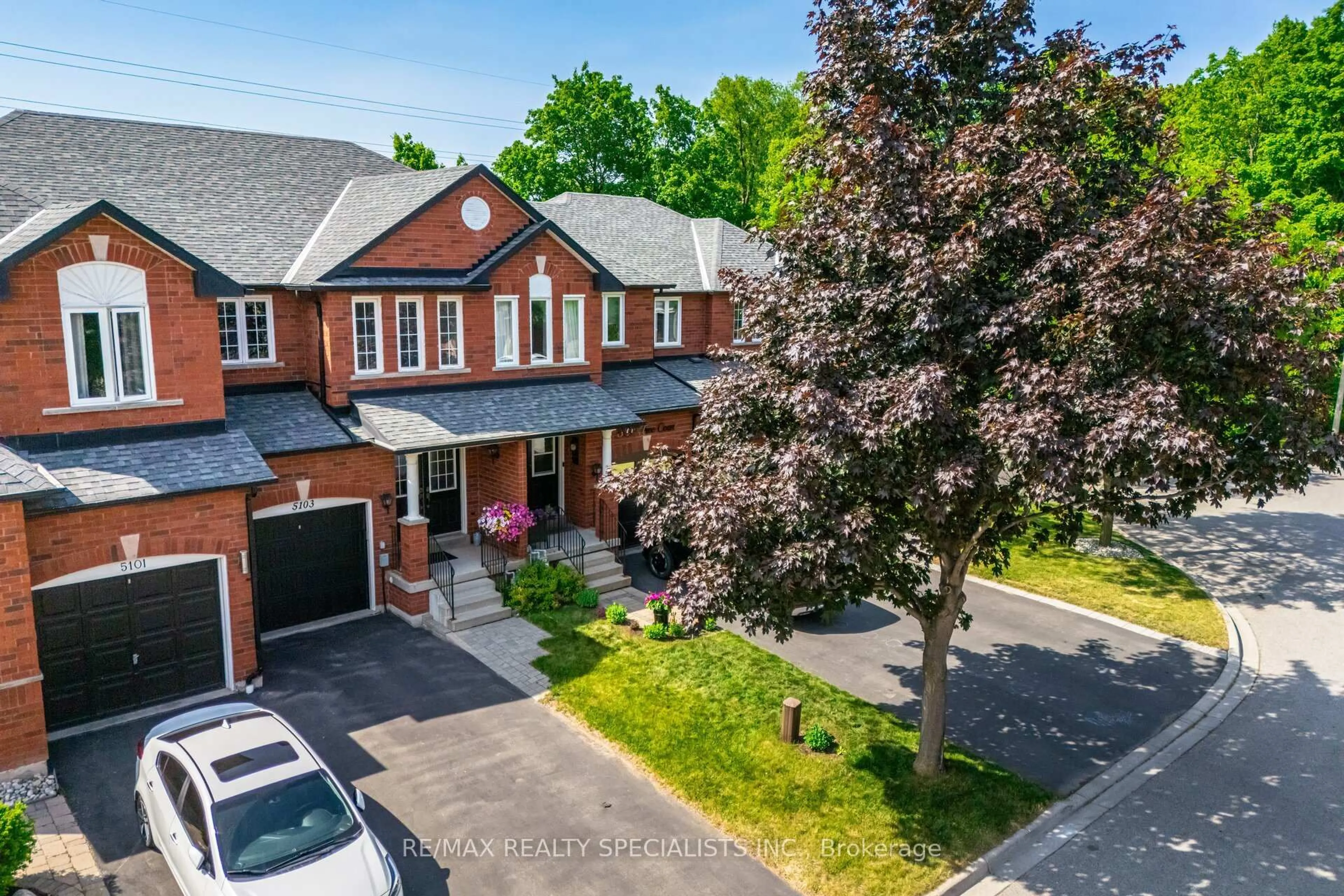 A pic from outside/outdoor area/front of a property/back of a property/a pic from drone, street for 5103 Tree Crt, Burlington Ontario L7L 6K3