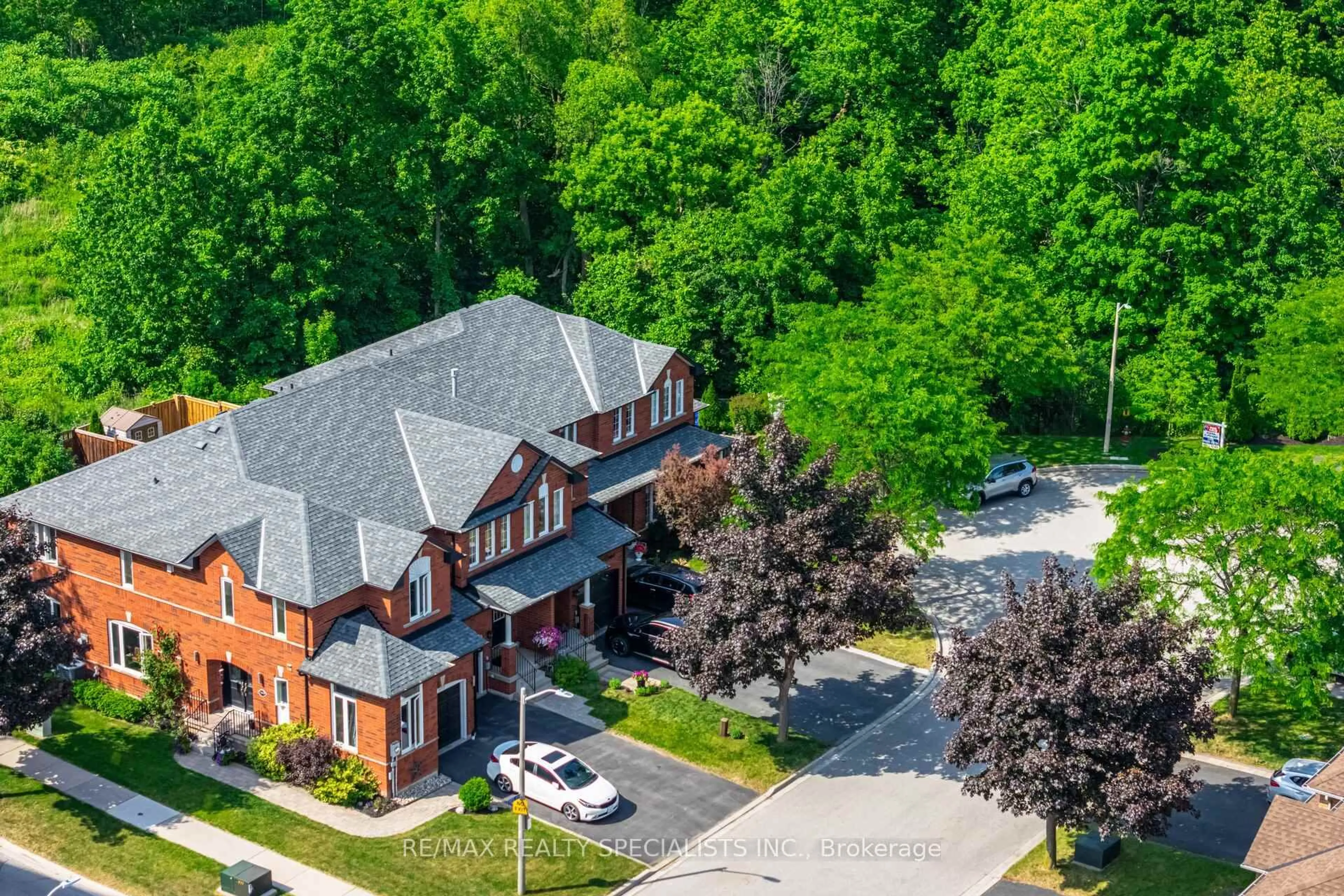 A pic from outside/outdoor area/front of a property/back of a property/a pic from drone, street for 5103 Tree Crt, Burlington Ontario L7L 6K3