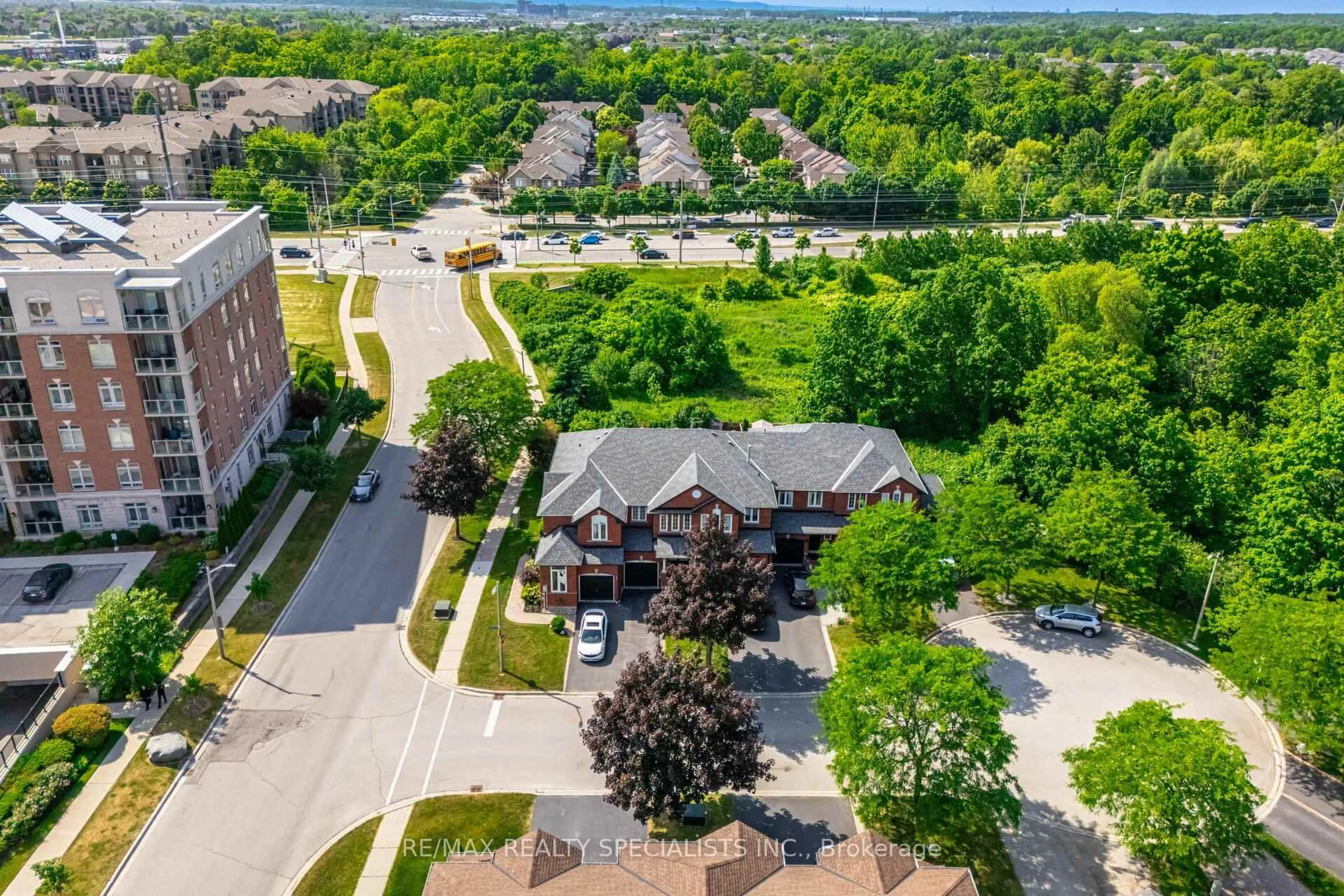 A pic from outside/outdoor area/front of a property/back of a property/a pic from drone, street for 5103 Tree Crt, Burlington Ontario L7L 6K3