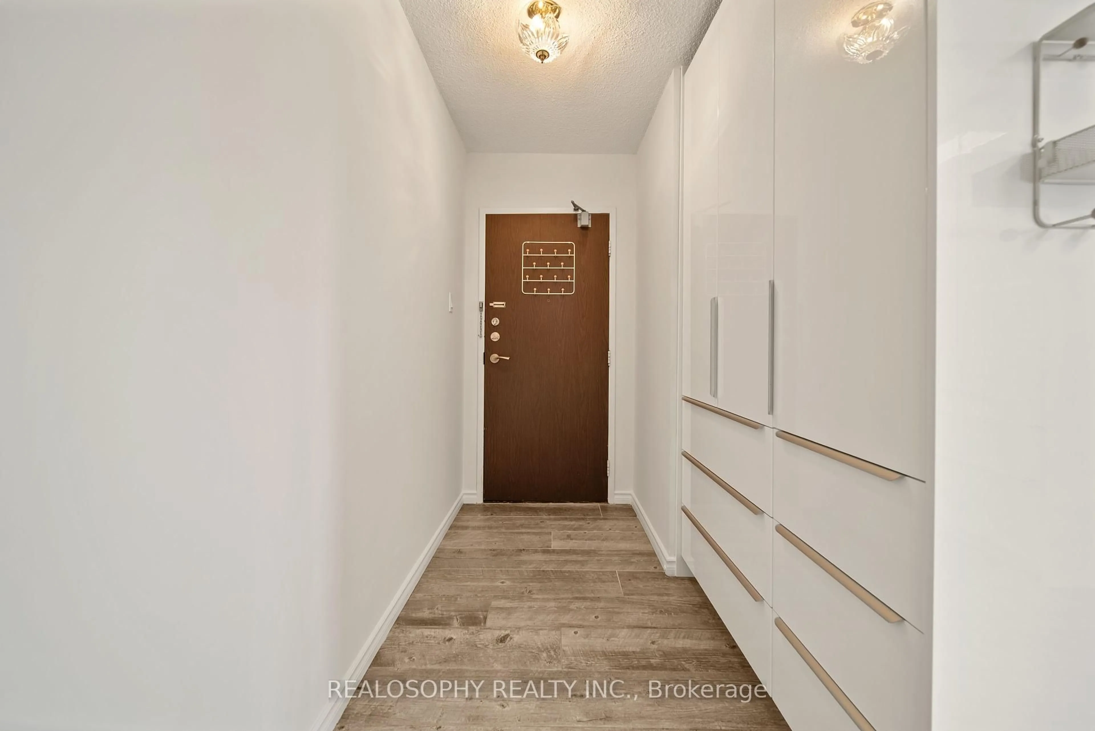 Indoor entryway for 100 Quebec Ave #511, Toronto Ontario M6P 4B8