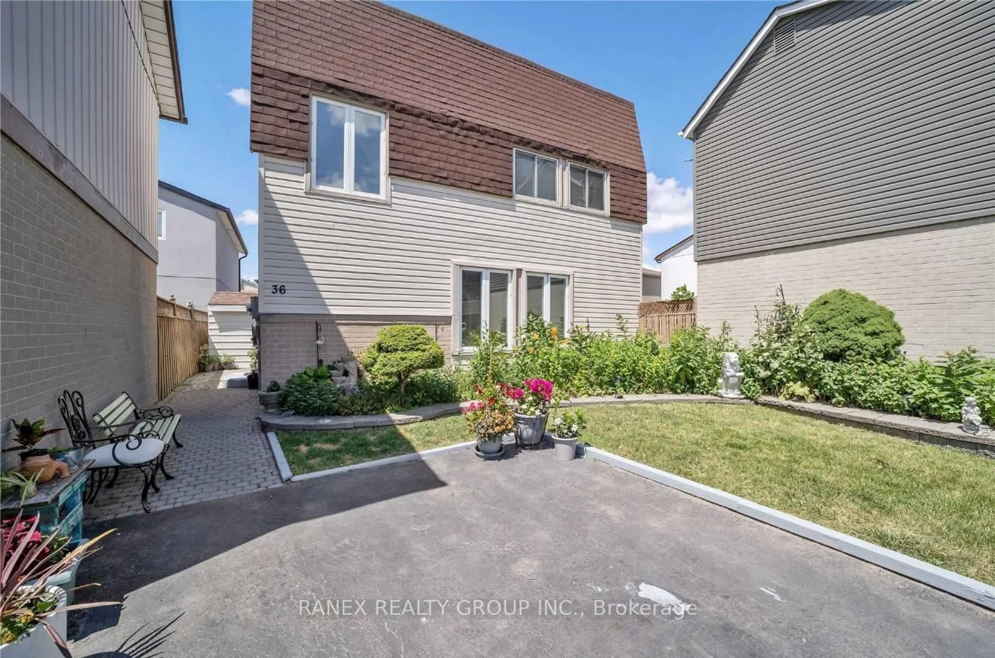 Unknown for 36 Haley Crt, Brampton Ontario L6S 1N6