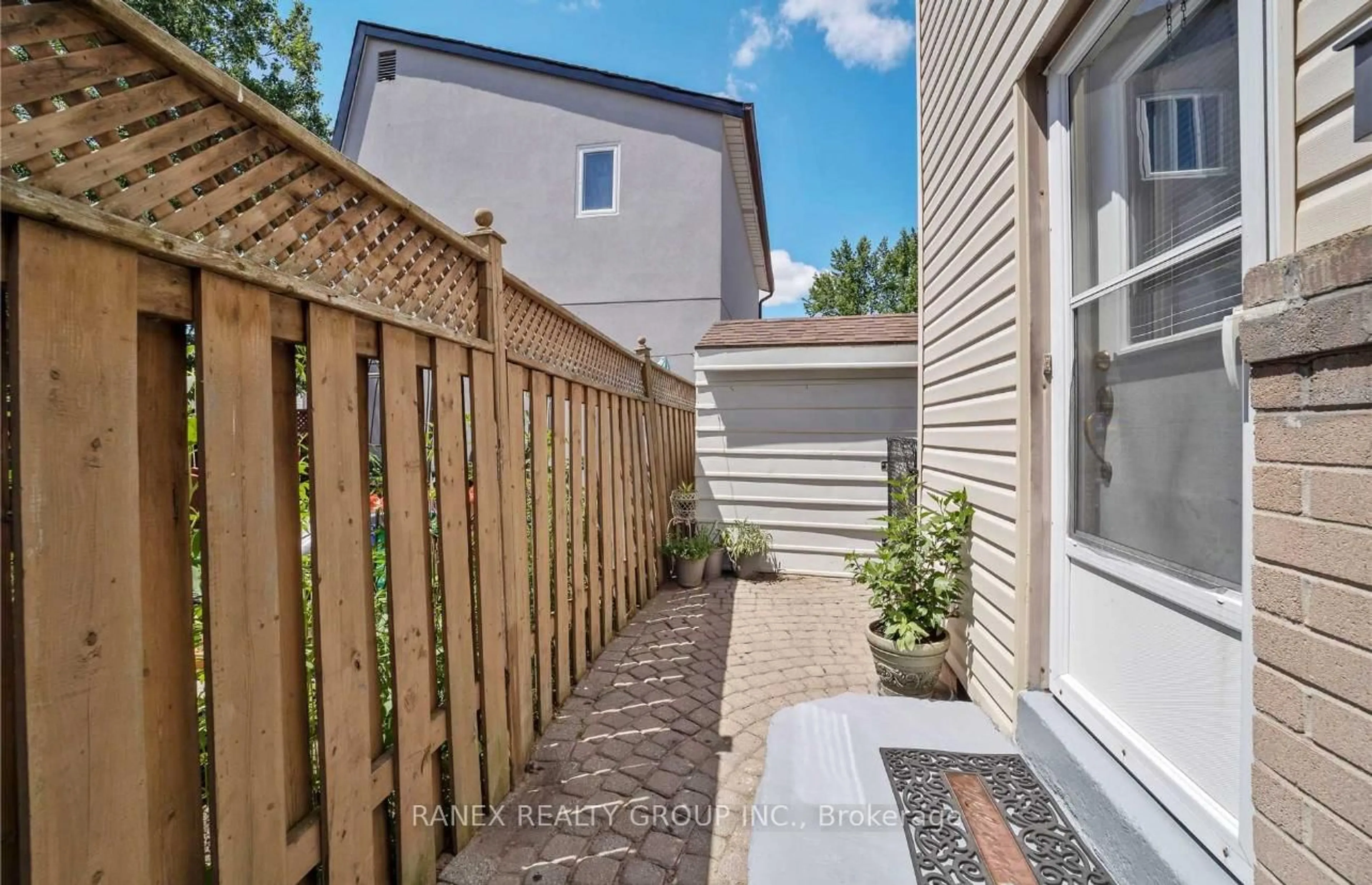 Patio, street for 36 Haley Crt, Brampton Ontario L6S 1N6