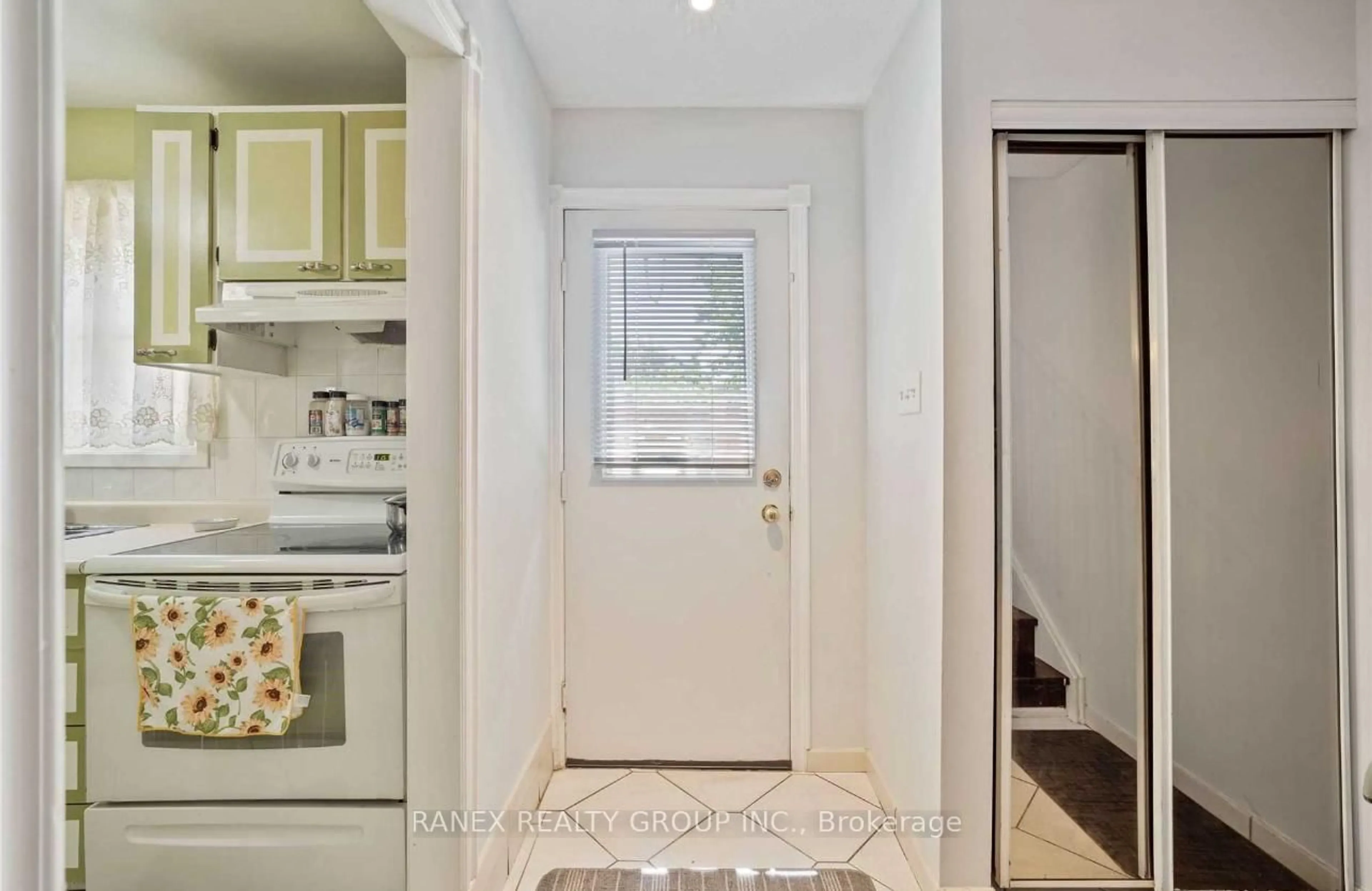 Indoor entryway for 36 Haley Crt, Brampton Ontario L6S 1N6