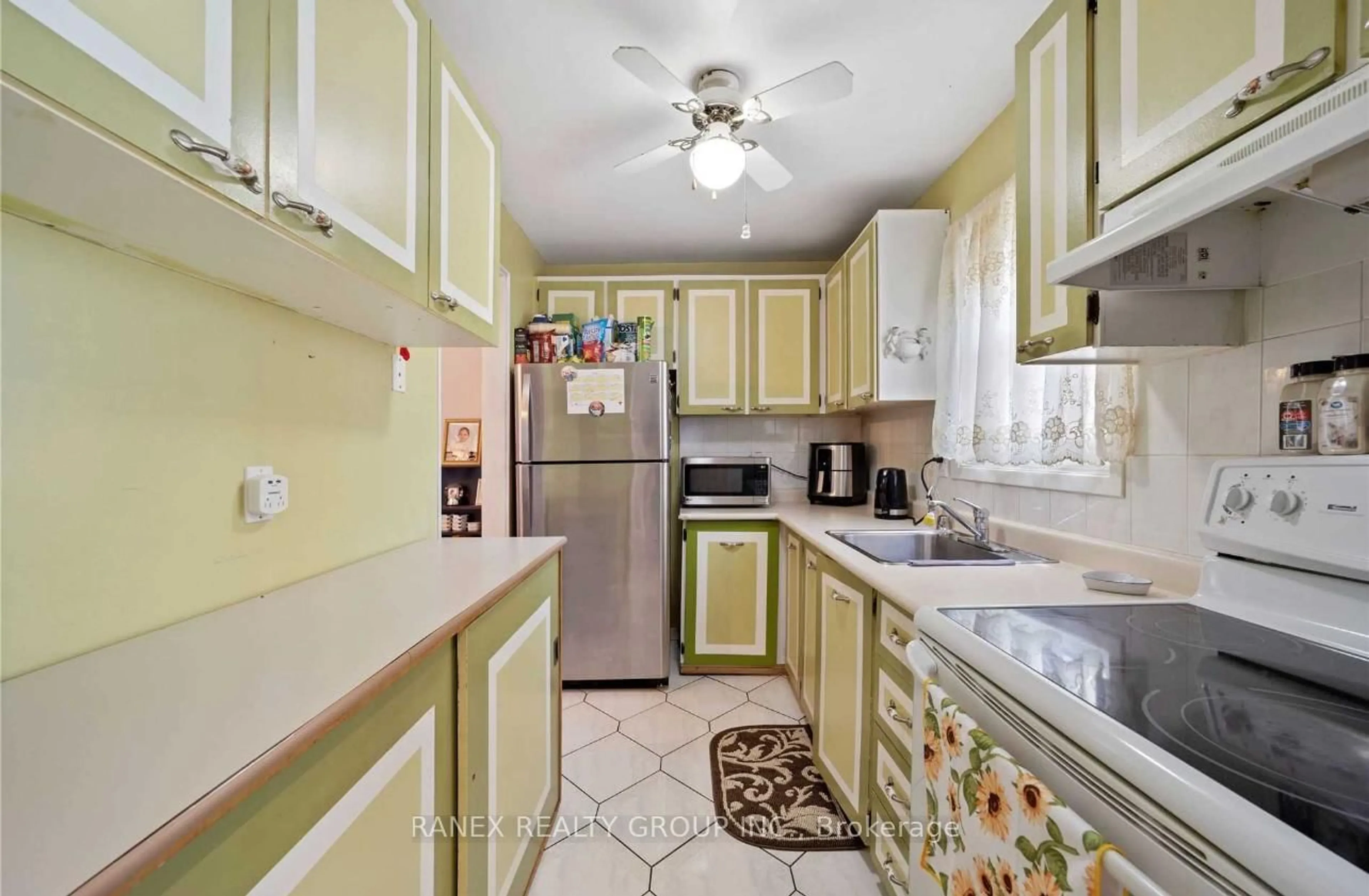 Standard kitchen, ceramic/tile floor for 36 Haley Crt, Brampton Ontario L6S 1N6