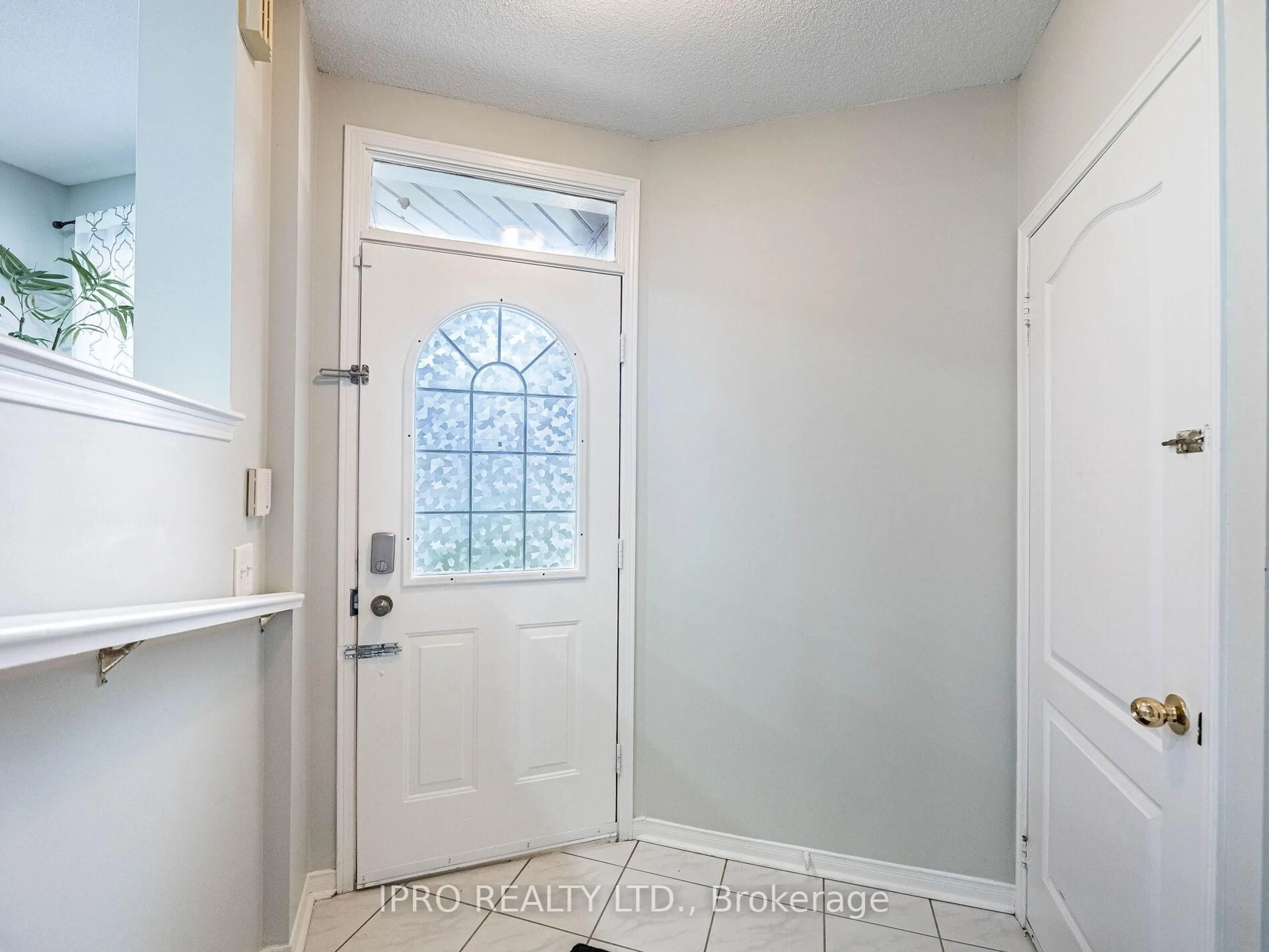 Indoor entryway for 833 Scollard Crt #107, Mississauga Ontario L5V 2B4
