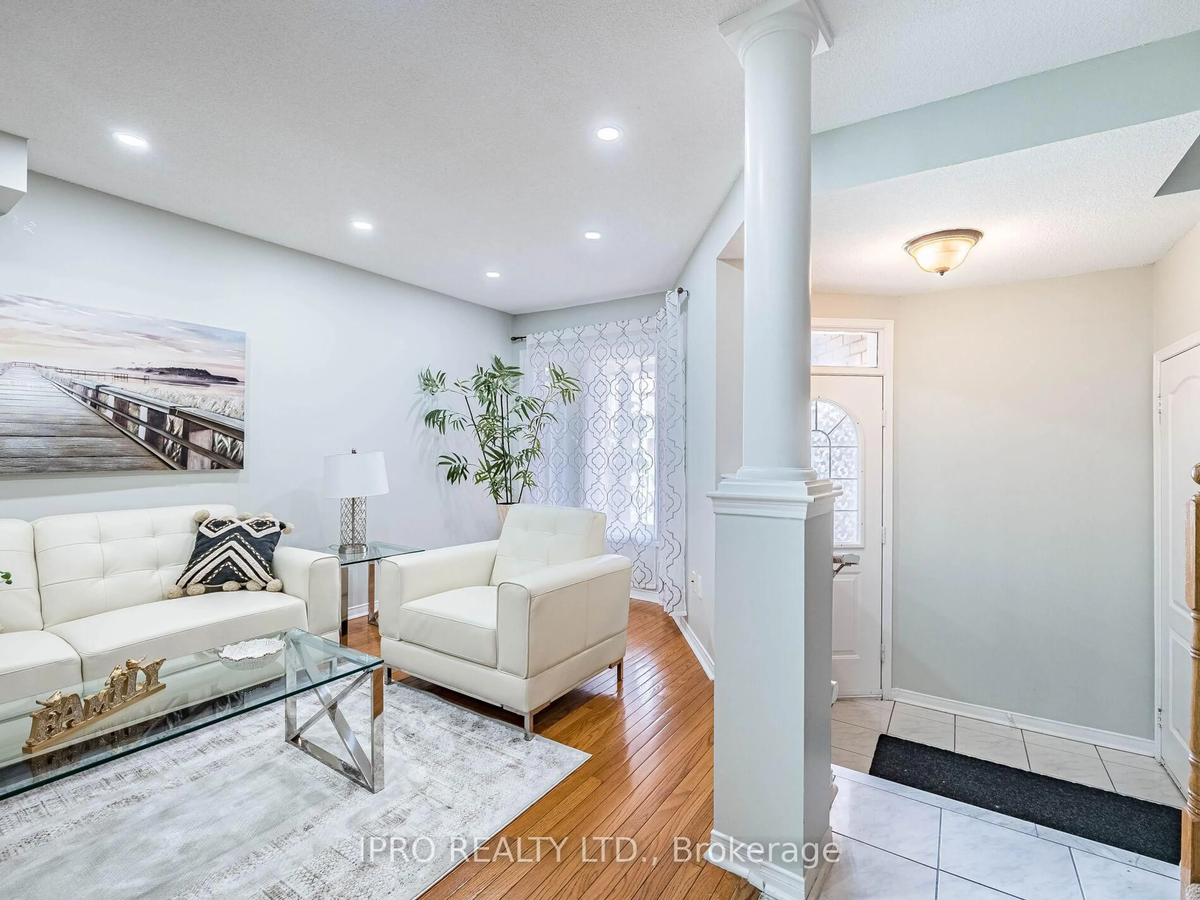 Indoor entryway for 833 Scollard Crt #107, Mississauga Ontario L5V 2B4