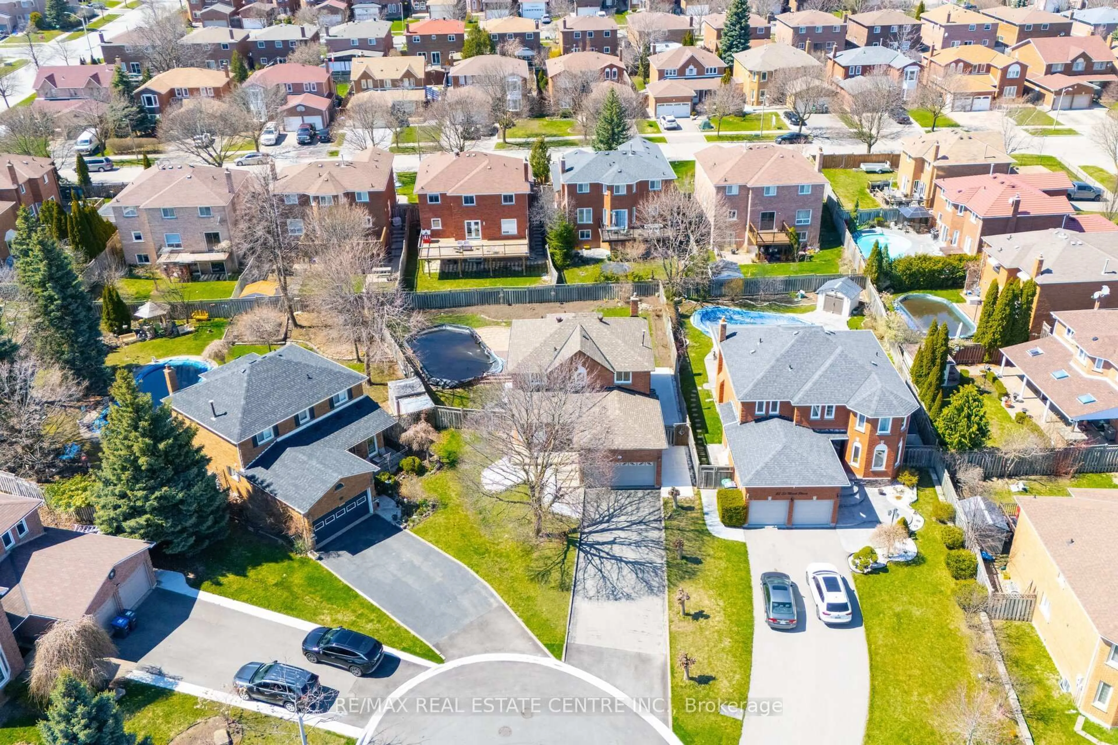 A pic from outside/outdoor area/front of a property/back of a property/a pic from drone, street for 20 St Mark Pl, Brampton Ontario L6X 3W5
