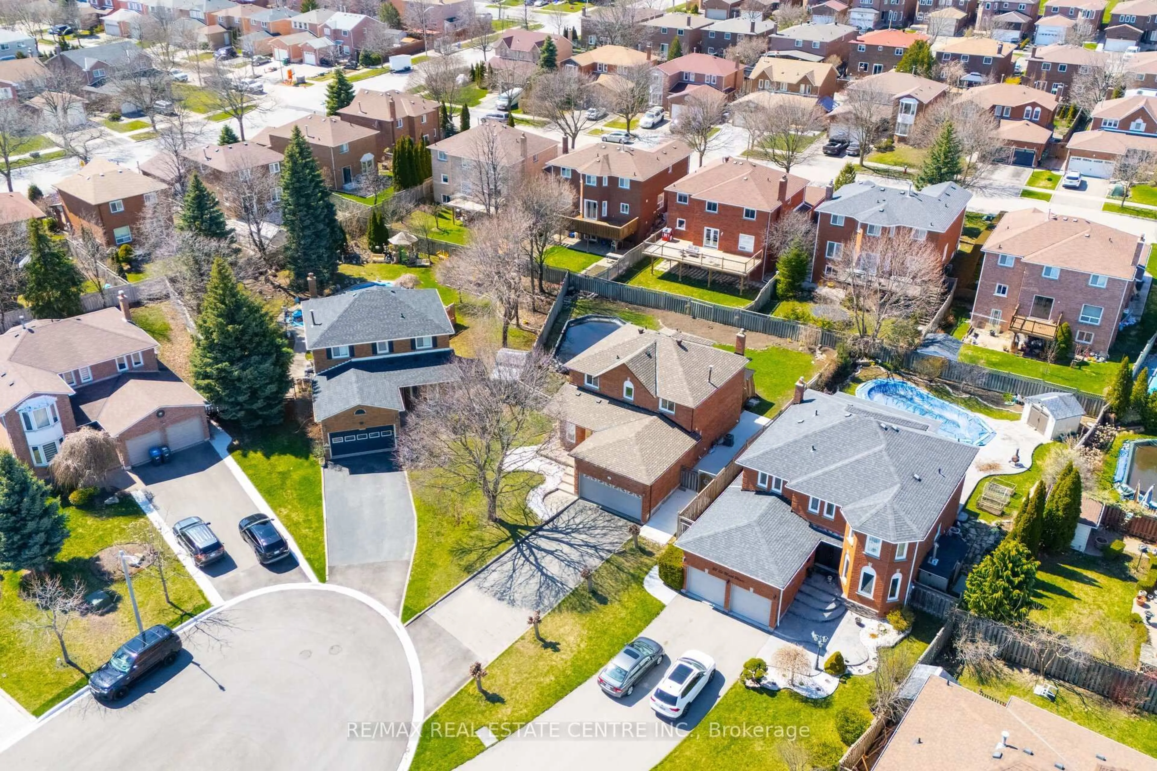 A pic from outside/outdoor area/front of a property/back of a property/a pic from drone, street for 20 St Mark Pl, Brampton Ontario L6X 3W5