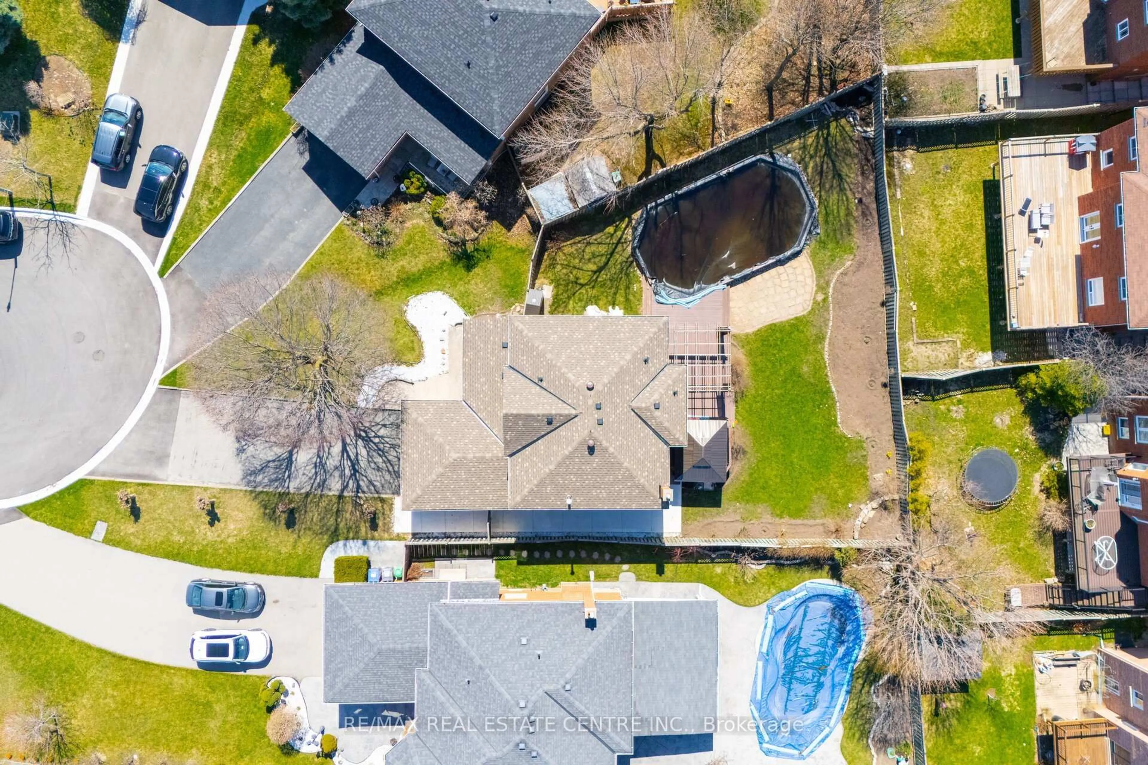 A pic from outside/outdoor area/front of a property/back of a property/a pic from drone, street for 20 St Mark Pl, Brampton Ontario L6X 3W5