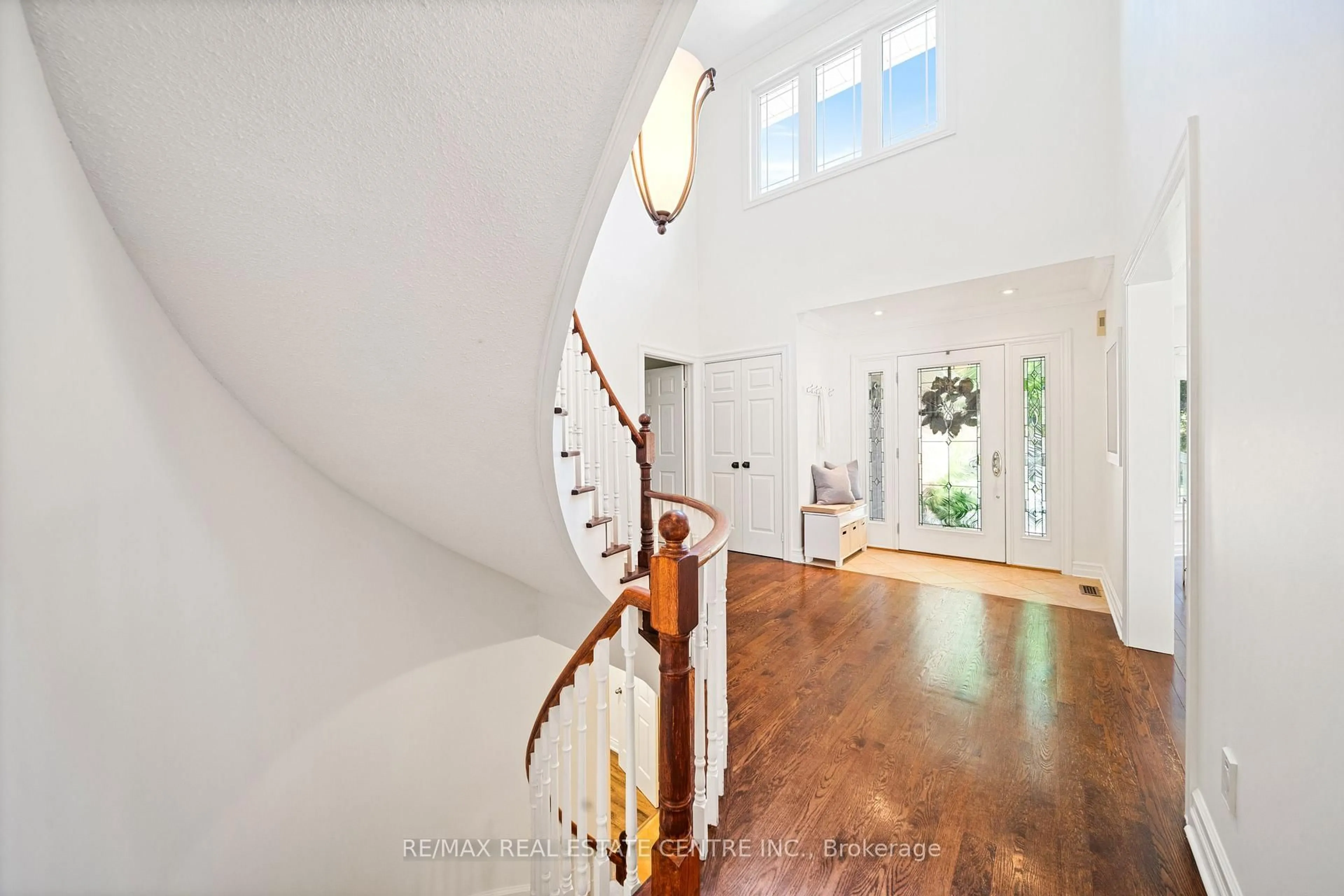 Indoor foyer for 1246 Old Carriage Way, Oakville Ontario L6M 2E4