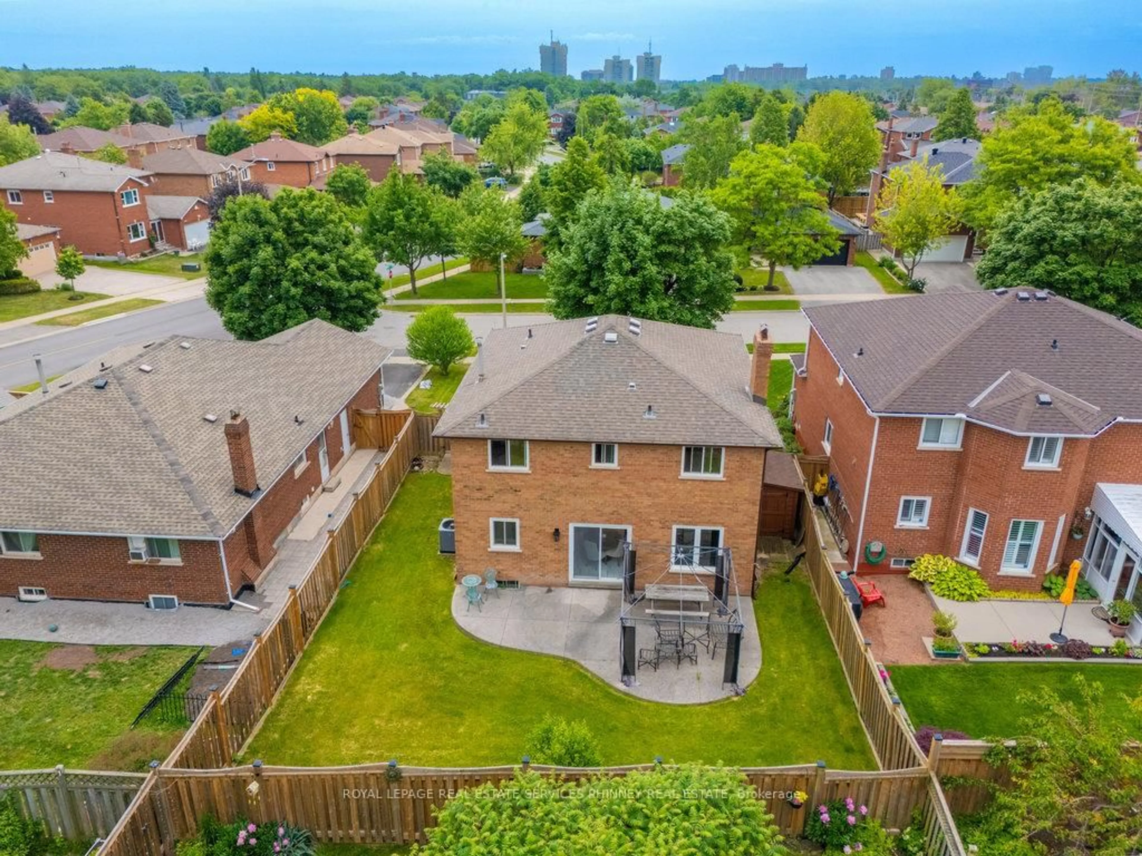 A pic from outside/outdoor area/front of a property/back of a property/a pic from drone, street for 296 Evergreen Cres, Oakville Ontario L6H 4P5