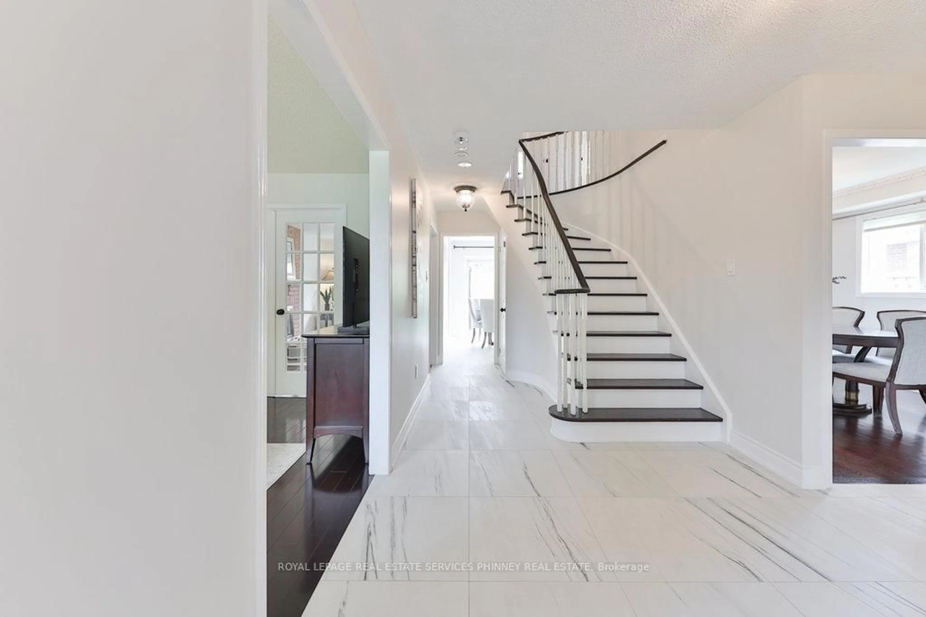 Indoor entryway for 296 Evergreen Cres, Oakville Ontario L6H 4P5