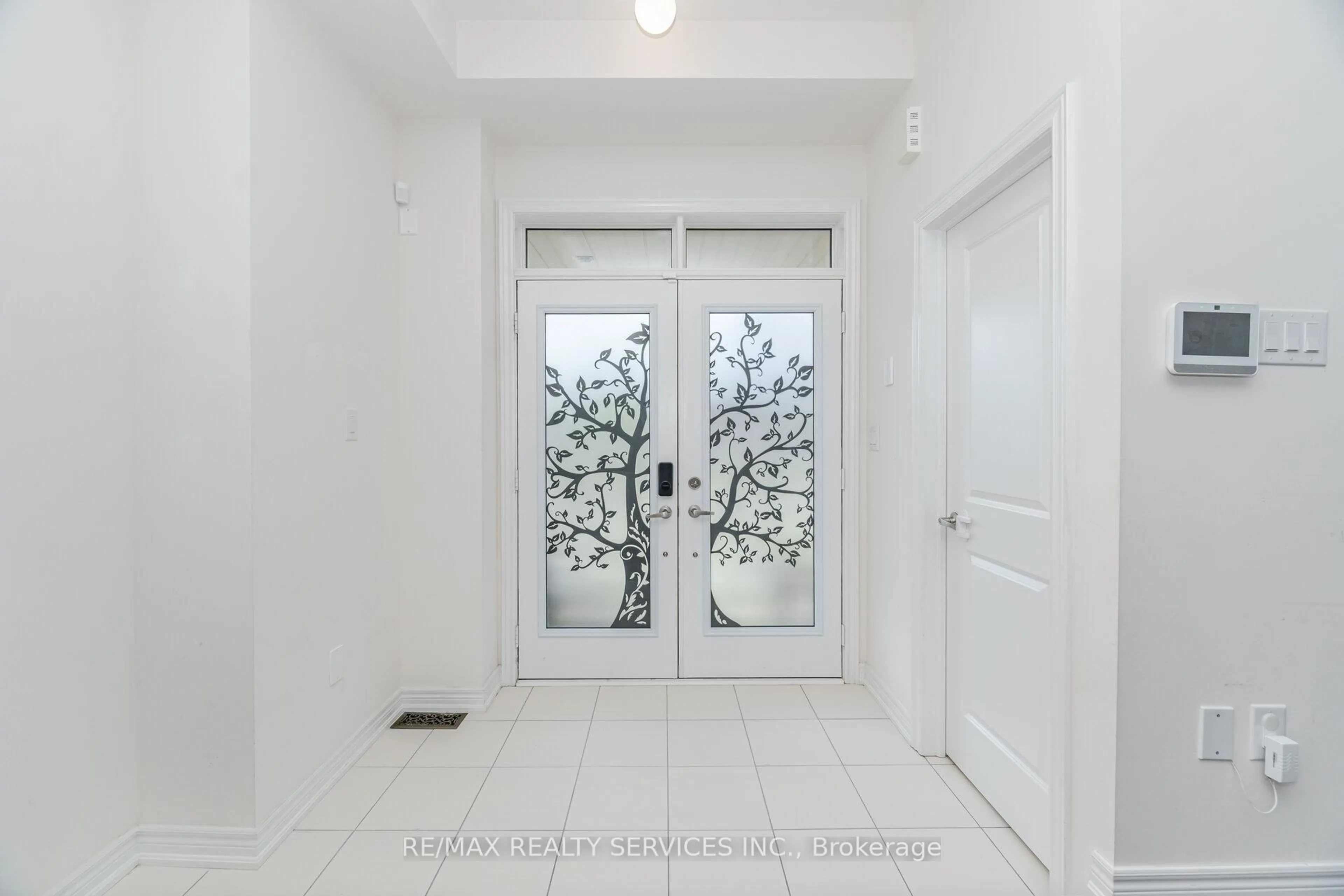 Indoor entryway for 207 Clockwork Dr, Brampton Ontario L7A 5C7