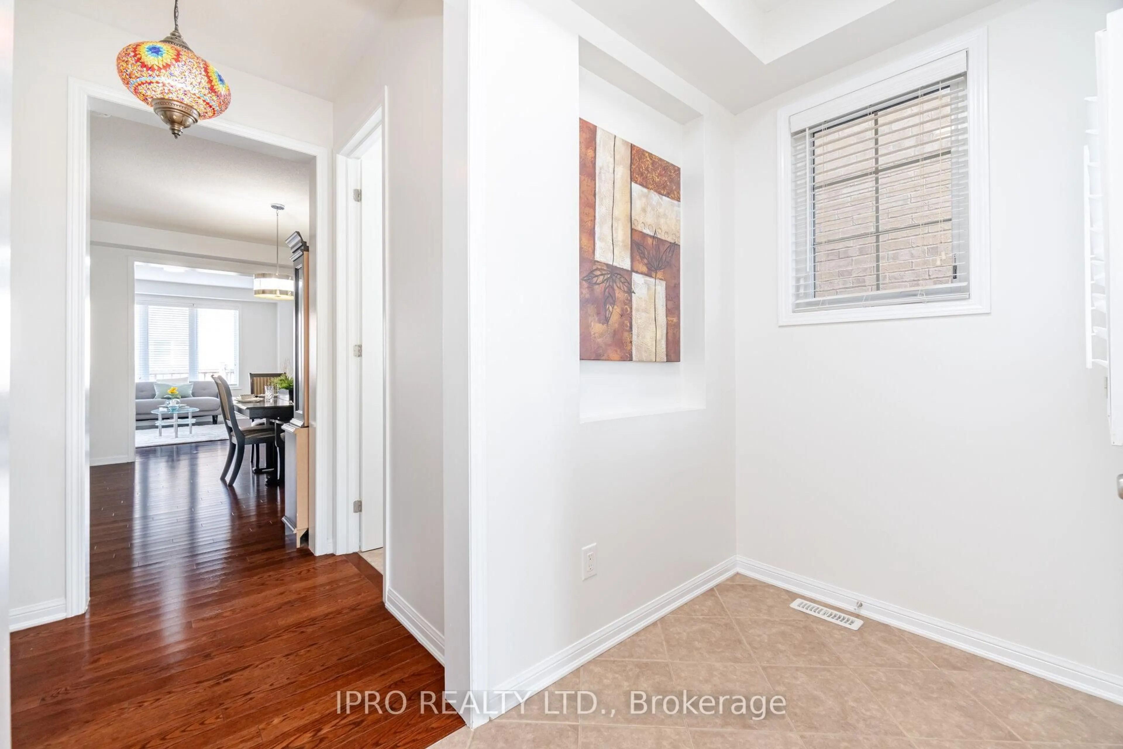 Indoor entryway for 1047 Savoline Blvd, Milton Ontario L9T 8P2