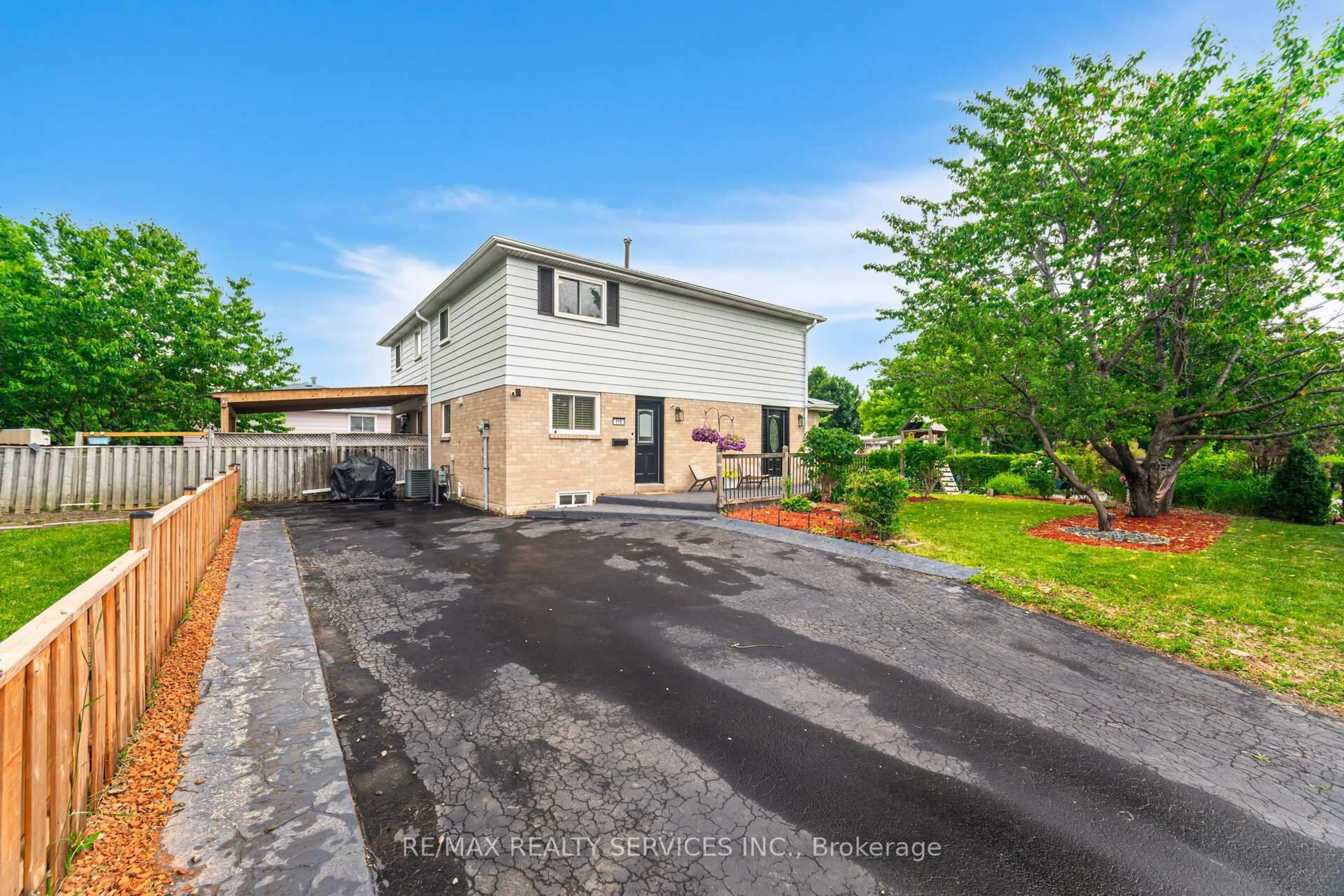 A pic from outside/outdoor area/front of a property/back of a property/a pic from drone, street for 119 Greenmount Rd, Brampton Ontario L6S 1W4