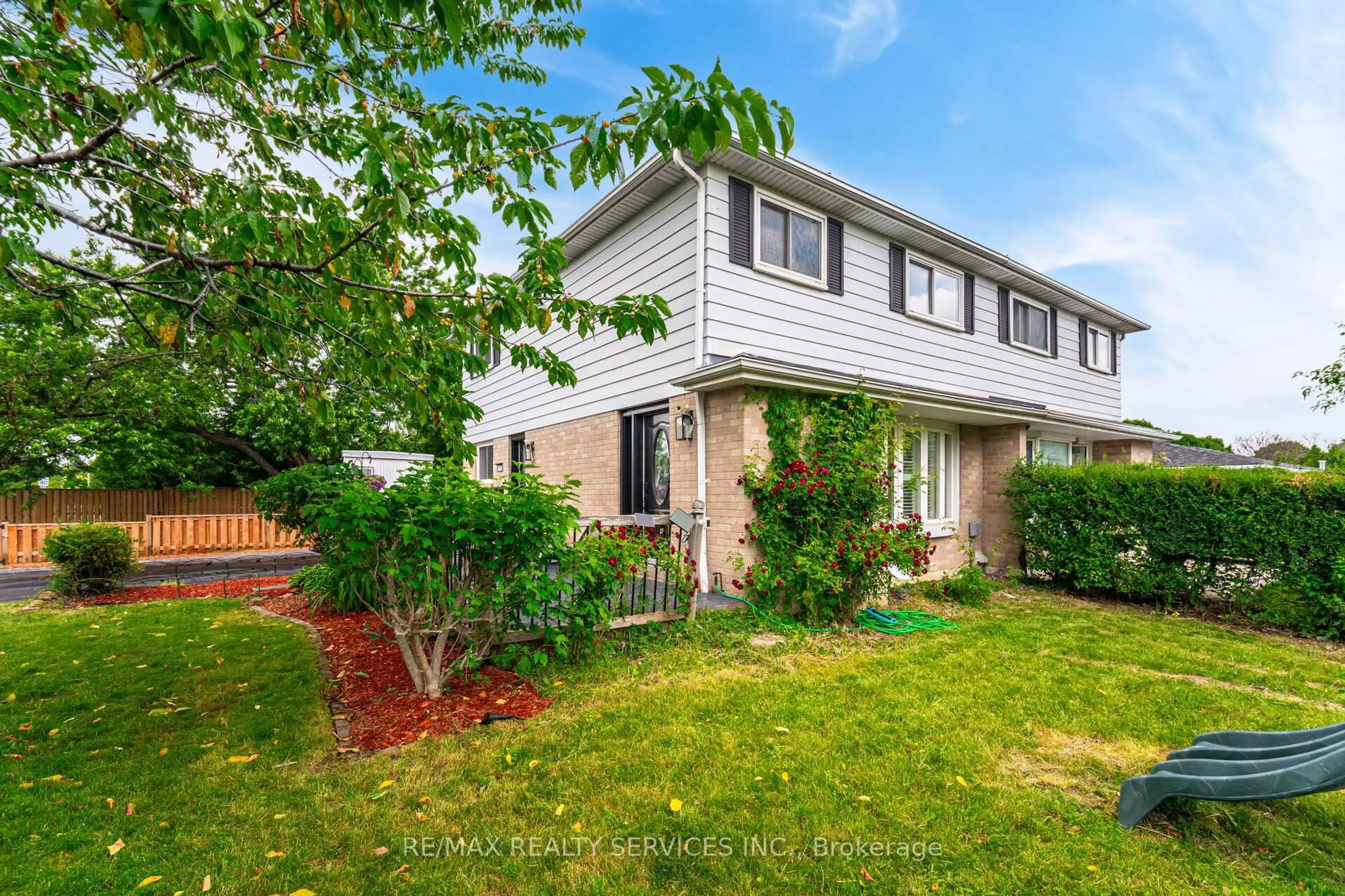 Home with vinyl exterior material, street for 119 Greenmount Rd, Brampton Ontario L6S 1W4