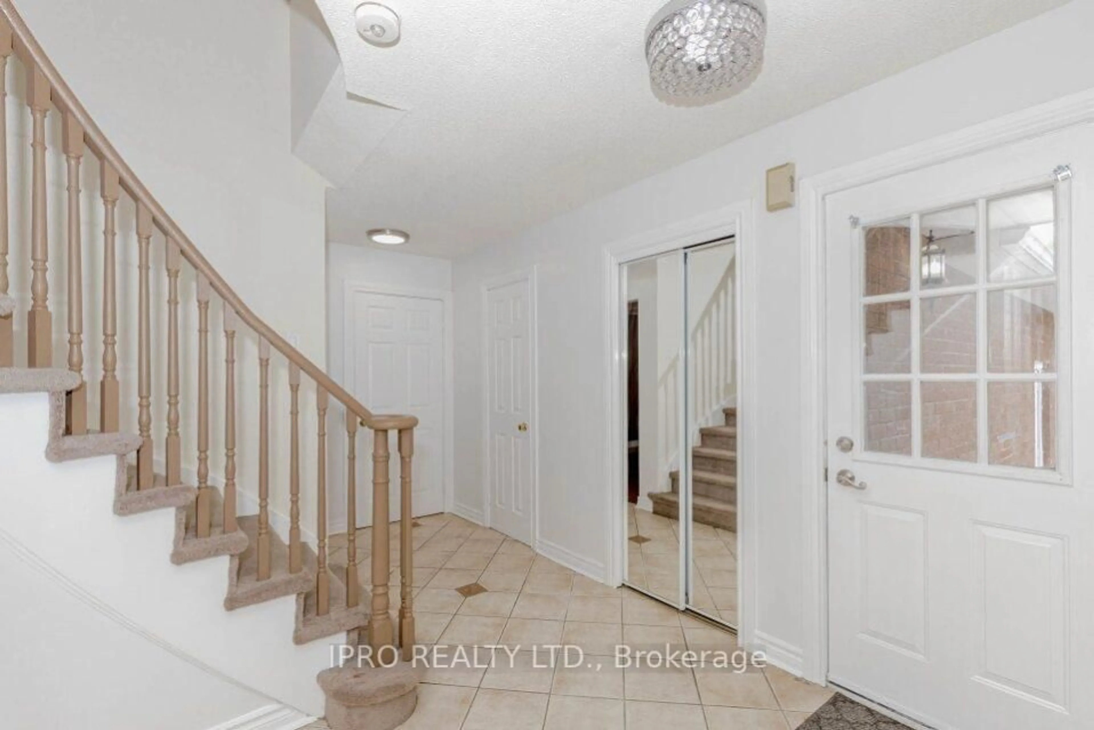 Indoor entryway for 5118 Cree Lane, Mississauga Ontario L4Z 3B4