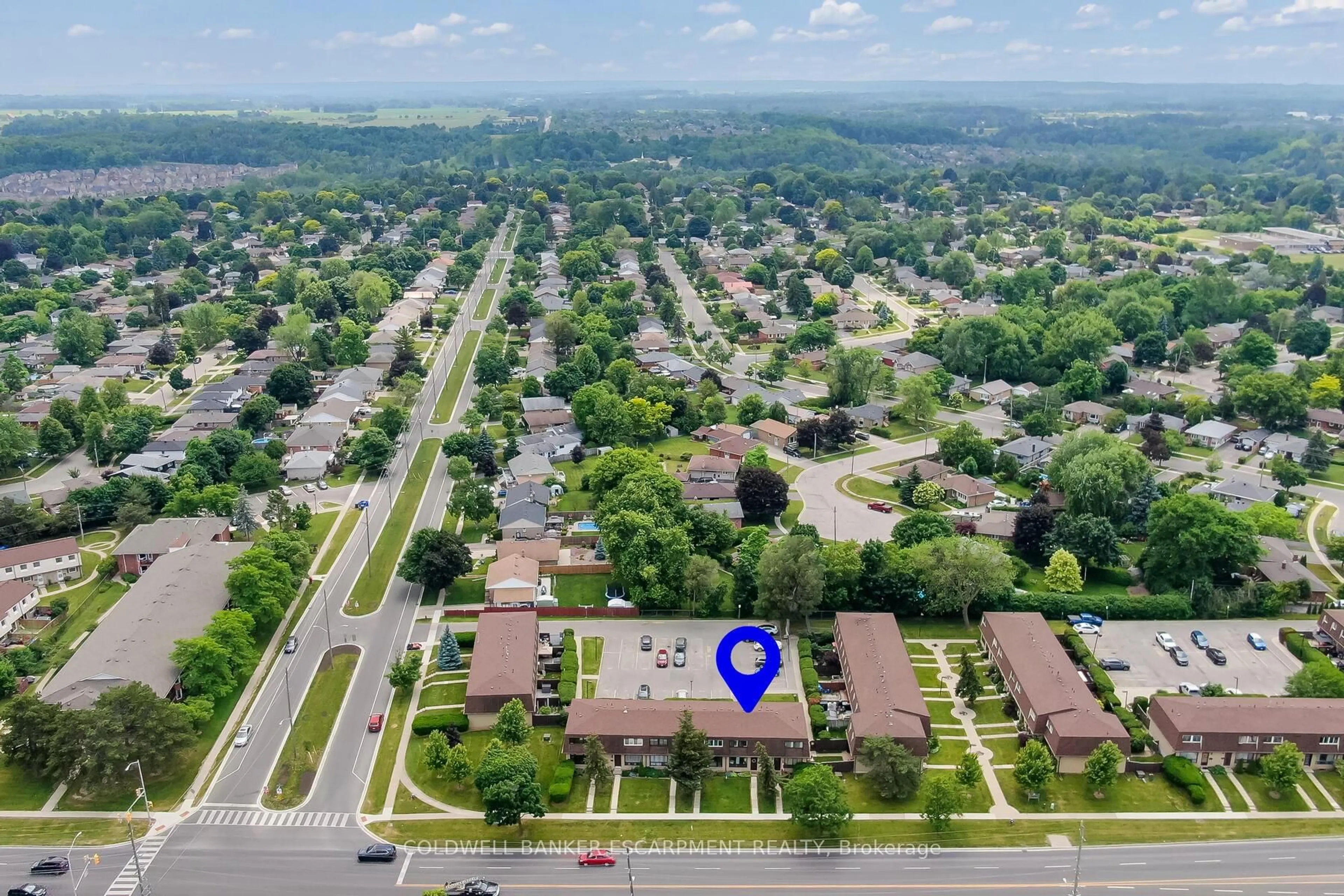A pic from outside/outdoor area/front of a property/back of a property/a pic from drone, street for 20 Mountainview Rd #27, Halton Hills Ontario L7G 4K3