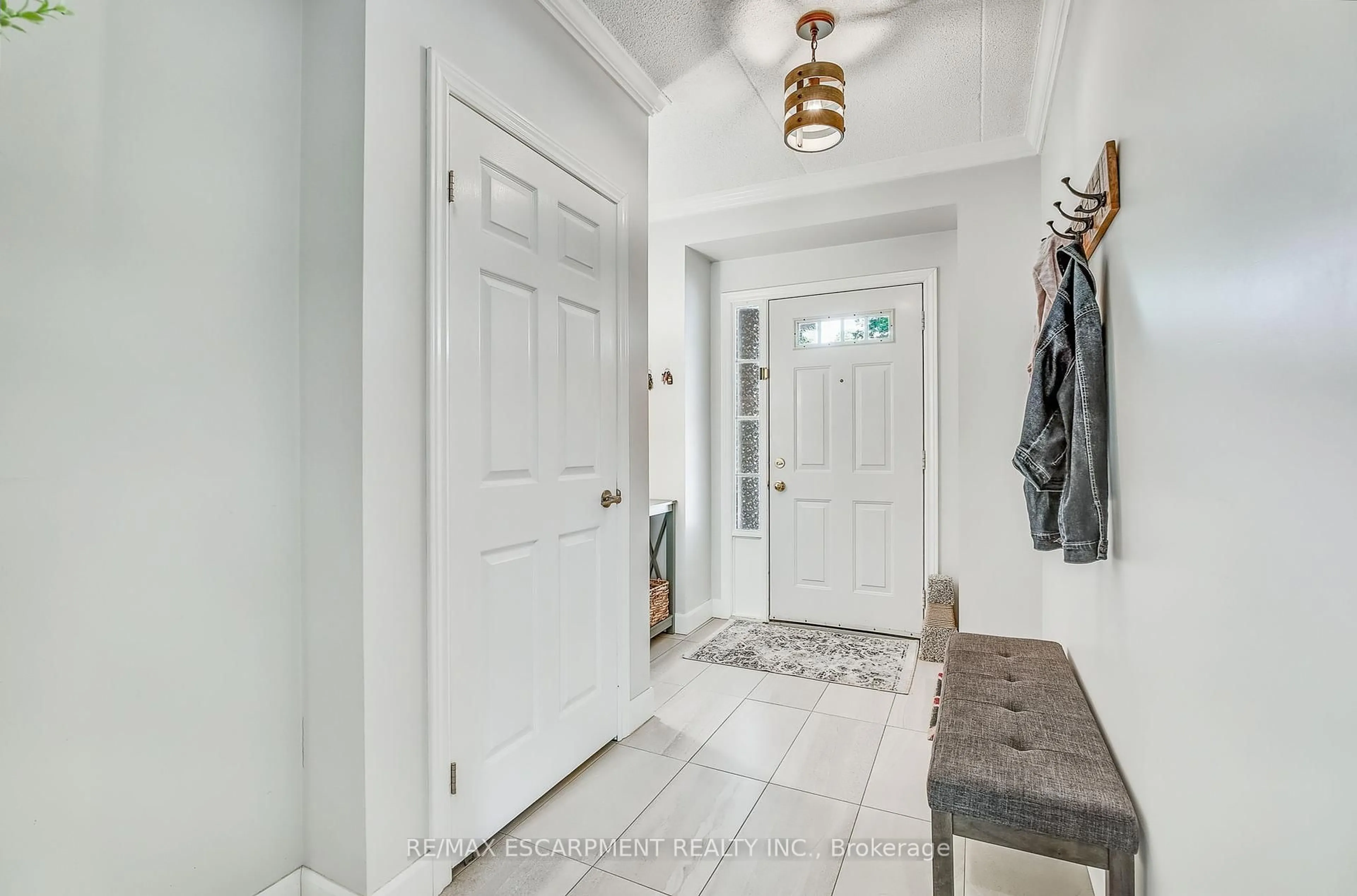 Indoor entryway for 4045 UPPER MIDDLE Rd #54, Burlington Ontario L7M 4S9